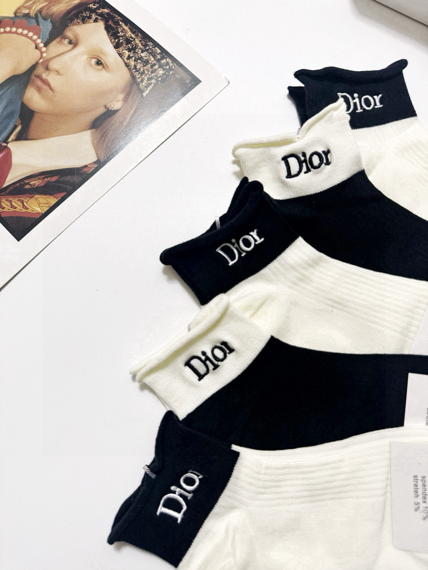  配包装
🌟【一盒5 双】
 🌟Dior 迪奥 经典字母刺绣logo 纯棉中筒袜   ，ins超火爆短袜