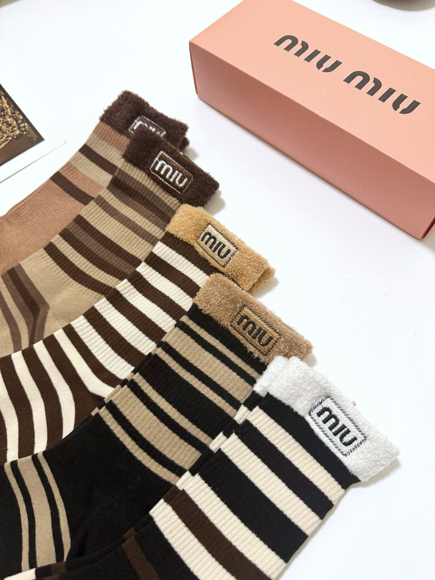  配包装
🌟【一盒5 双】
🌟缪缪 miumiu 经典刺绣 字母logo 纯棉中筒袜 条纹 堆堆袜  ，