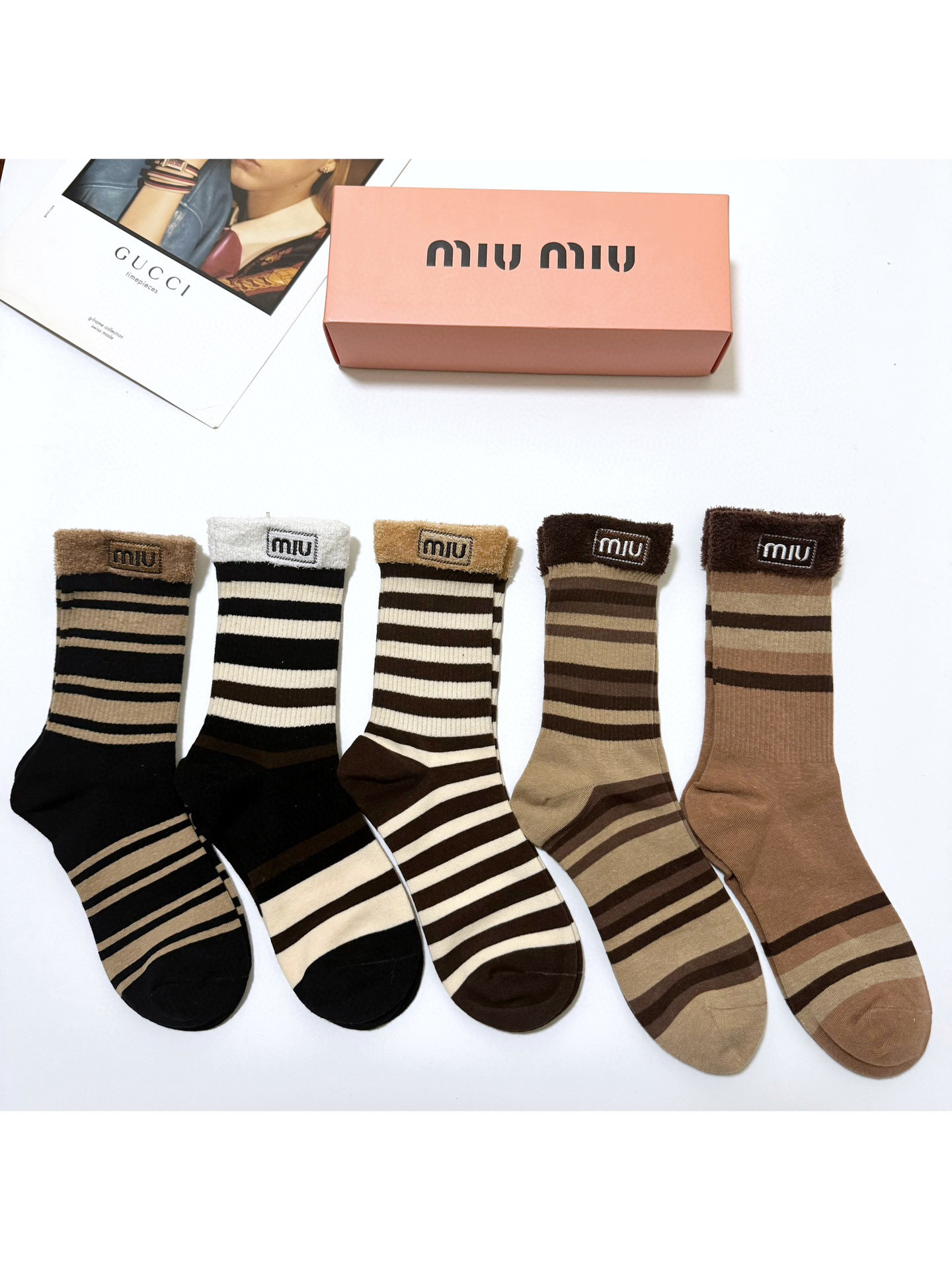  配包装
🌟【一盒5 双】
🌟缪缪 miumiu 经典刺绣 字母logo 纯棉中筒袜 条纹 堆堆袜  ，