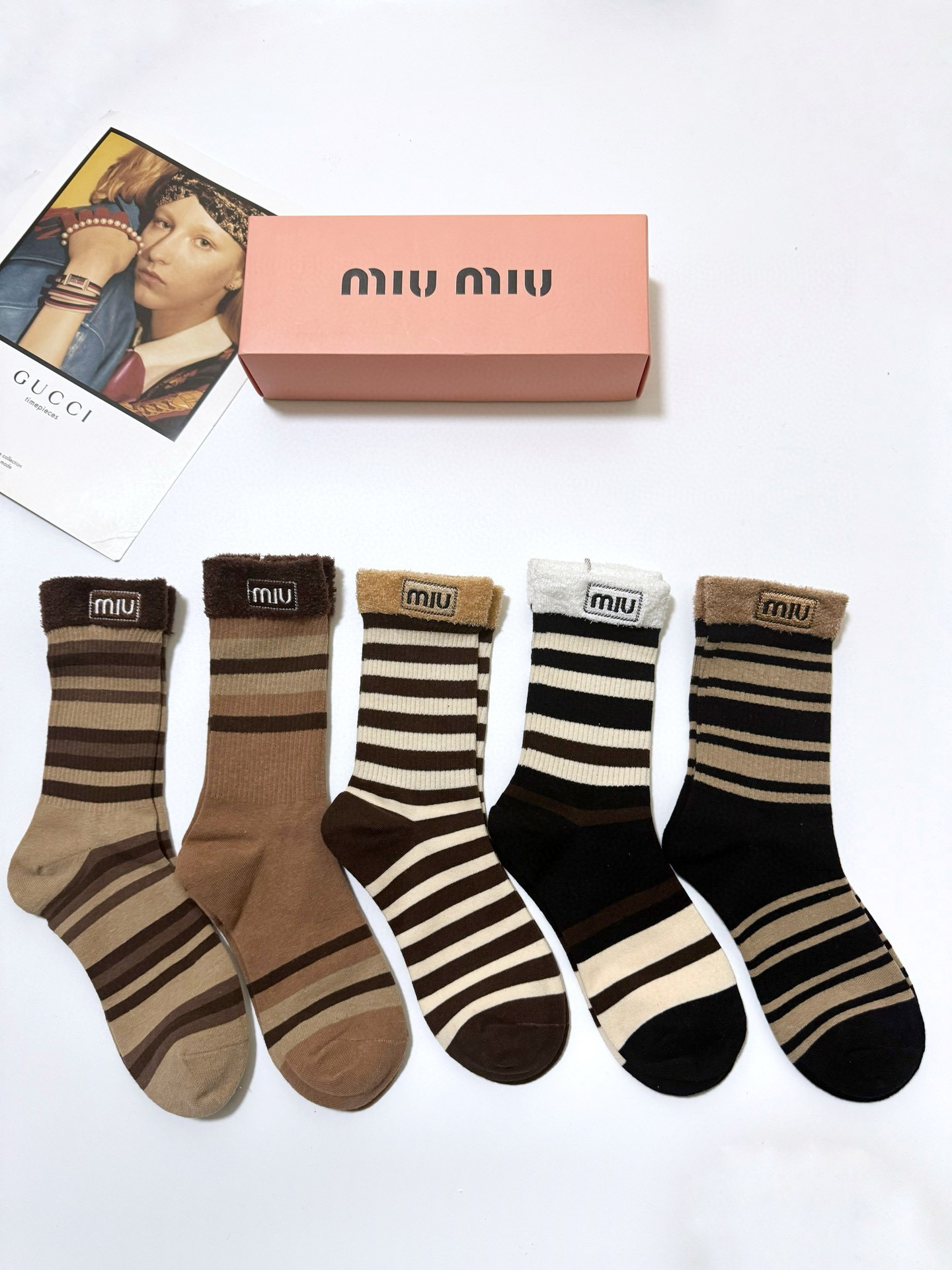  配包装
🌟【一盒5 双】
🌟缪缪 miumiu 经典刺绣 字母logo 纯棉中筒袜 条纹 堆堆袜  ，