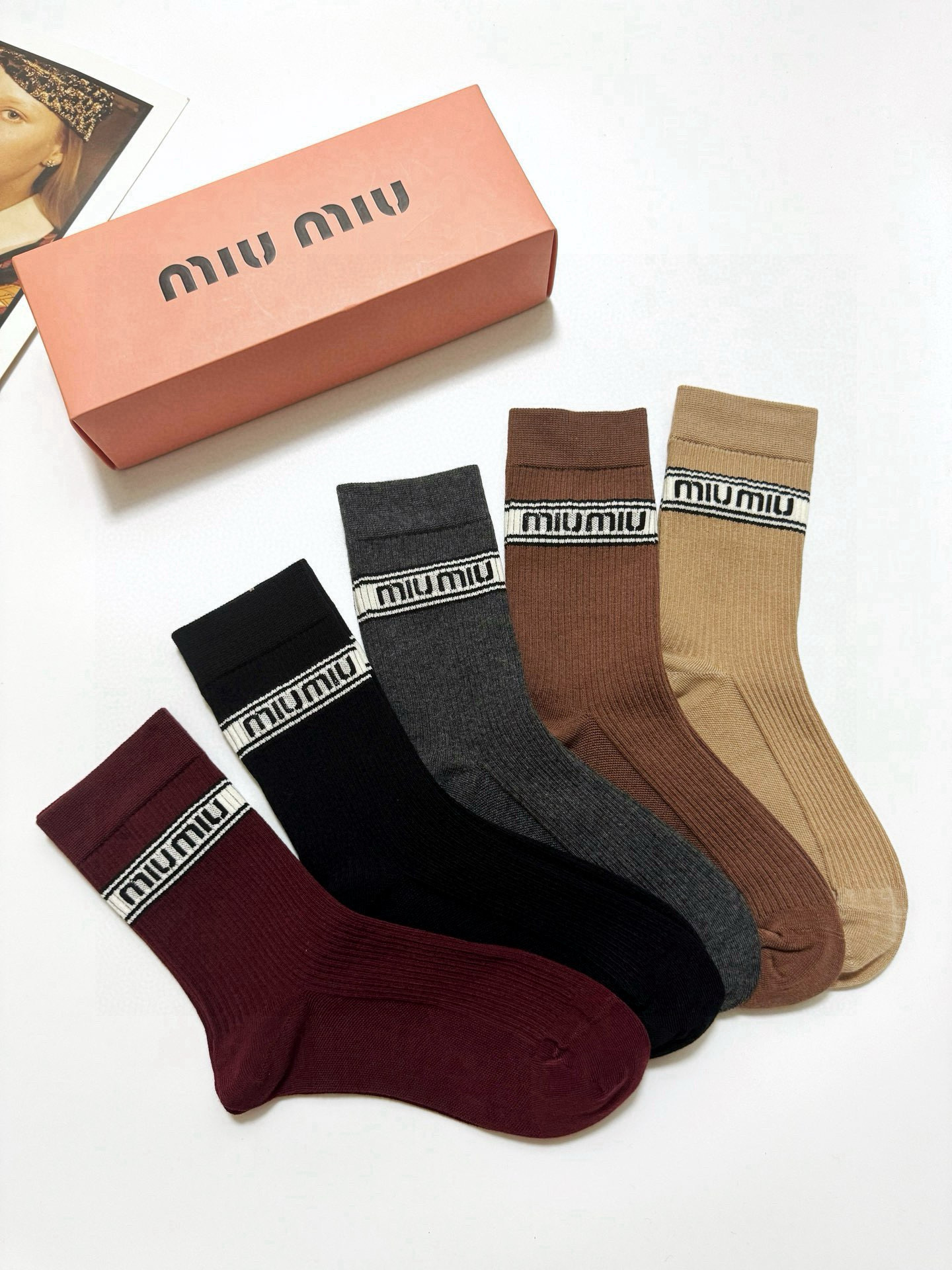   配包装
🌟【一盒5 双】
🌟缪缪 miumiu 经典字母 logo纯棉 中筒袜  ！超级软糯亲肤！
