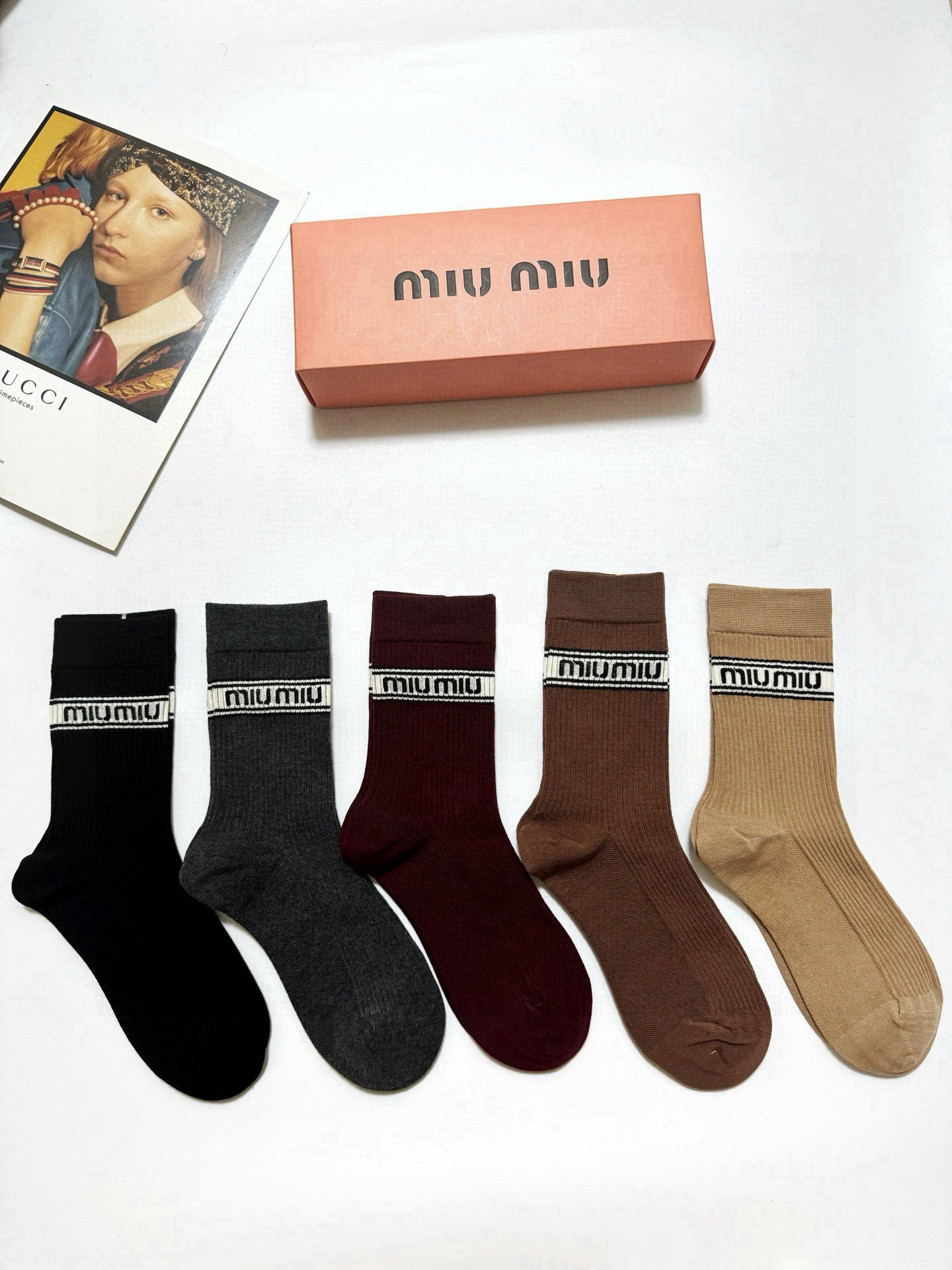   配包装
🌟【一盒5 双】
🌟缪缪 miumiu 经典字母 logo纯棉 中筒袜  ！超级软糯亲肤！
