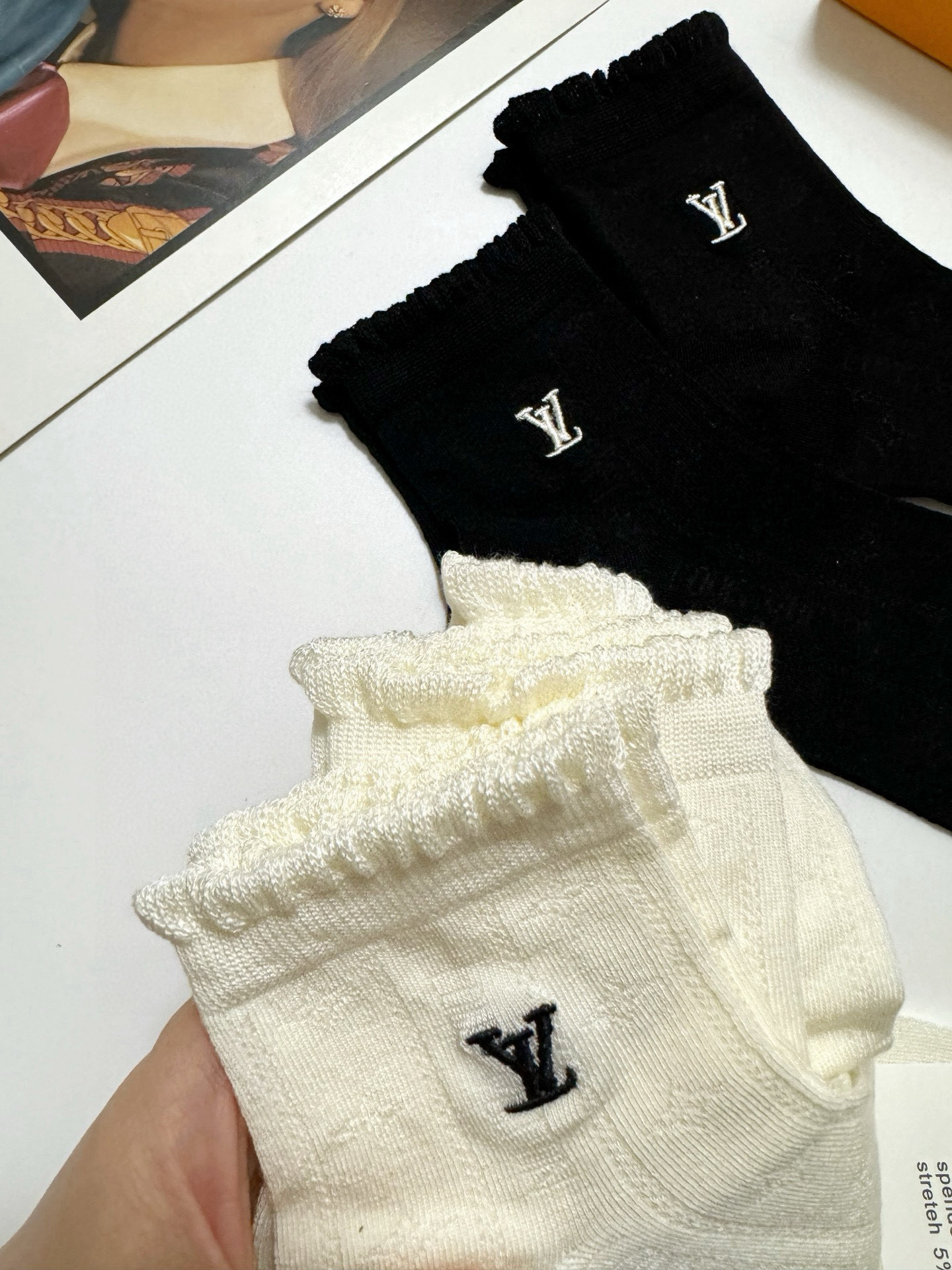 配包装
🌟【一盒5 双】
 🌟LV 路易威登 经典字母logo 纯棉短筒袜 ，ins超火爆空调袜，纯棉