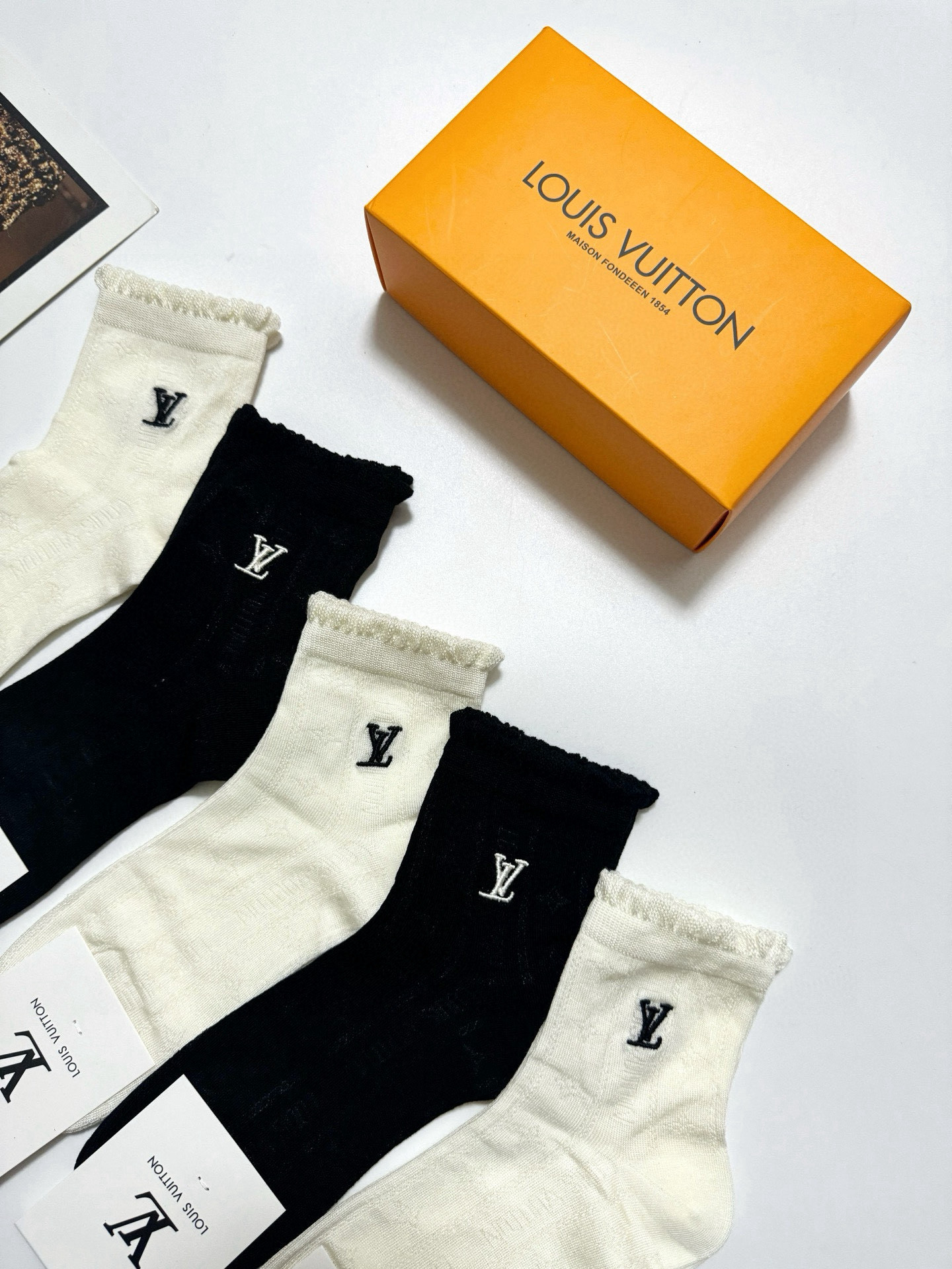  配包装
🌟【一盒5 双】
 🌟LV 路易威登 经典字母logo 纯棉短筒袜 ，ins超火爆空调袜，纯棉