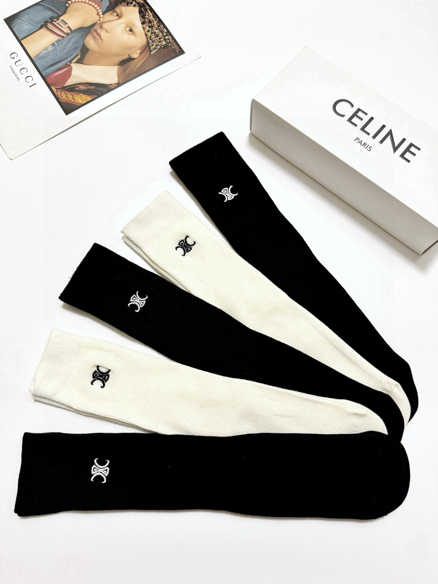  配包装
🌟【一盒5 双】
🌟Celine 赛琳 经典字母 logo 刺绣 直板 中筒袜  。超级软糯亲