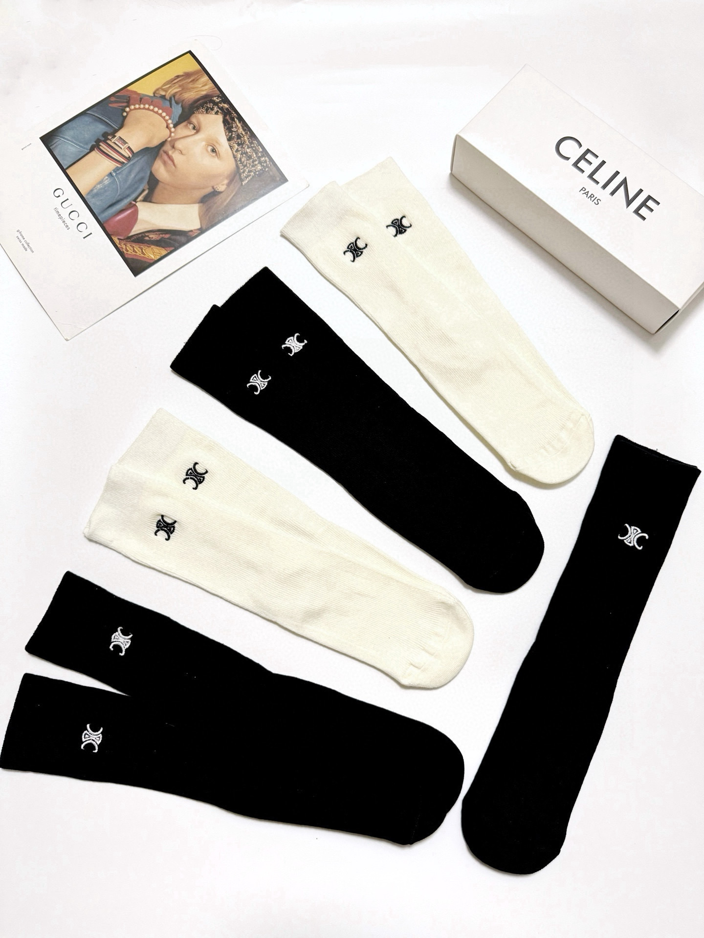  配包装
🌟【一盒5 双】
🌟Celine 赛琳 经典字母 logo 刺绣 直板 中筒袜  。超级软糯亲