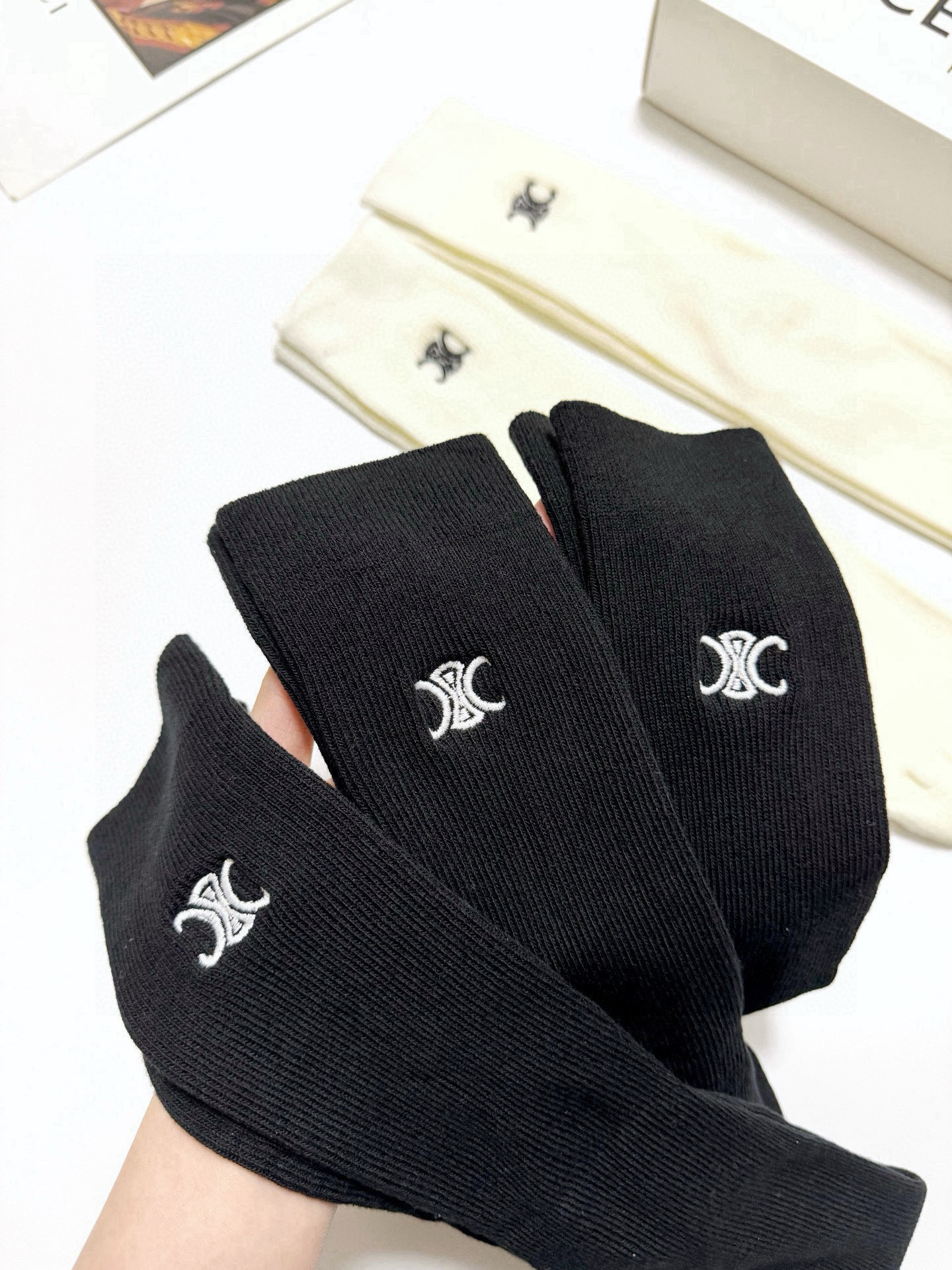  配包装
🌟【一盒5 双】
🌟Celine 赛琳 经典字母 logo 刺绣 直板 中筒袜  。超级软糯亲