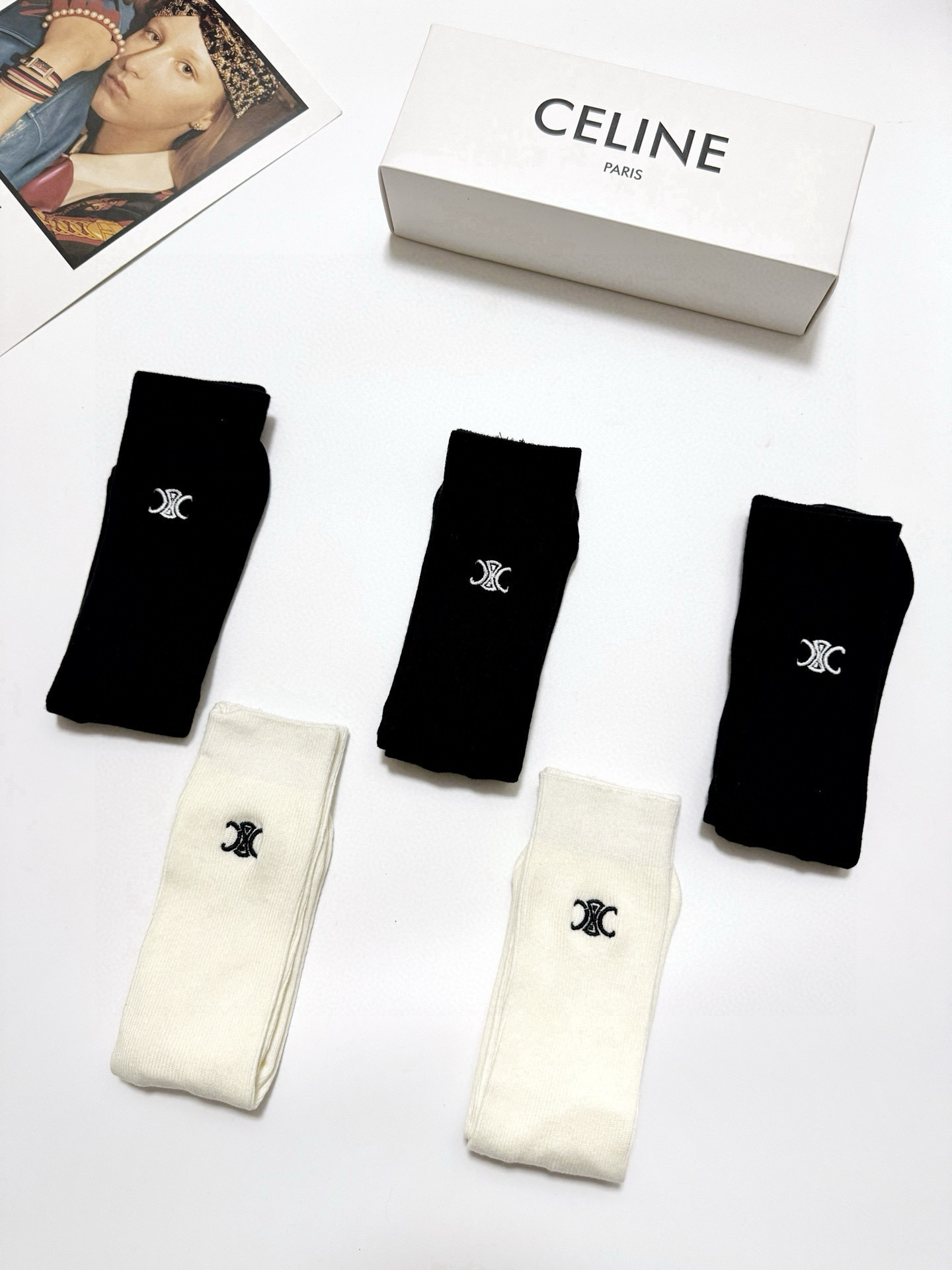  配包装
🌟【一盒5 双】
🌟Celine 赛琳 经典字母 logo 刺绣 直板 中筒袜  。超级软糯亲