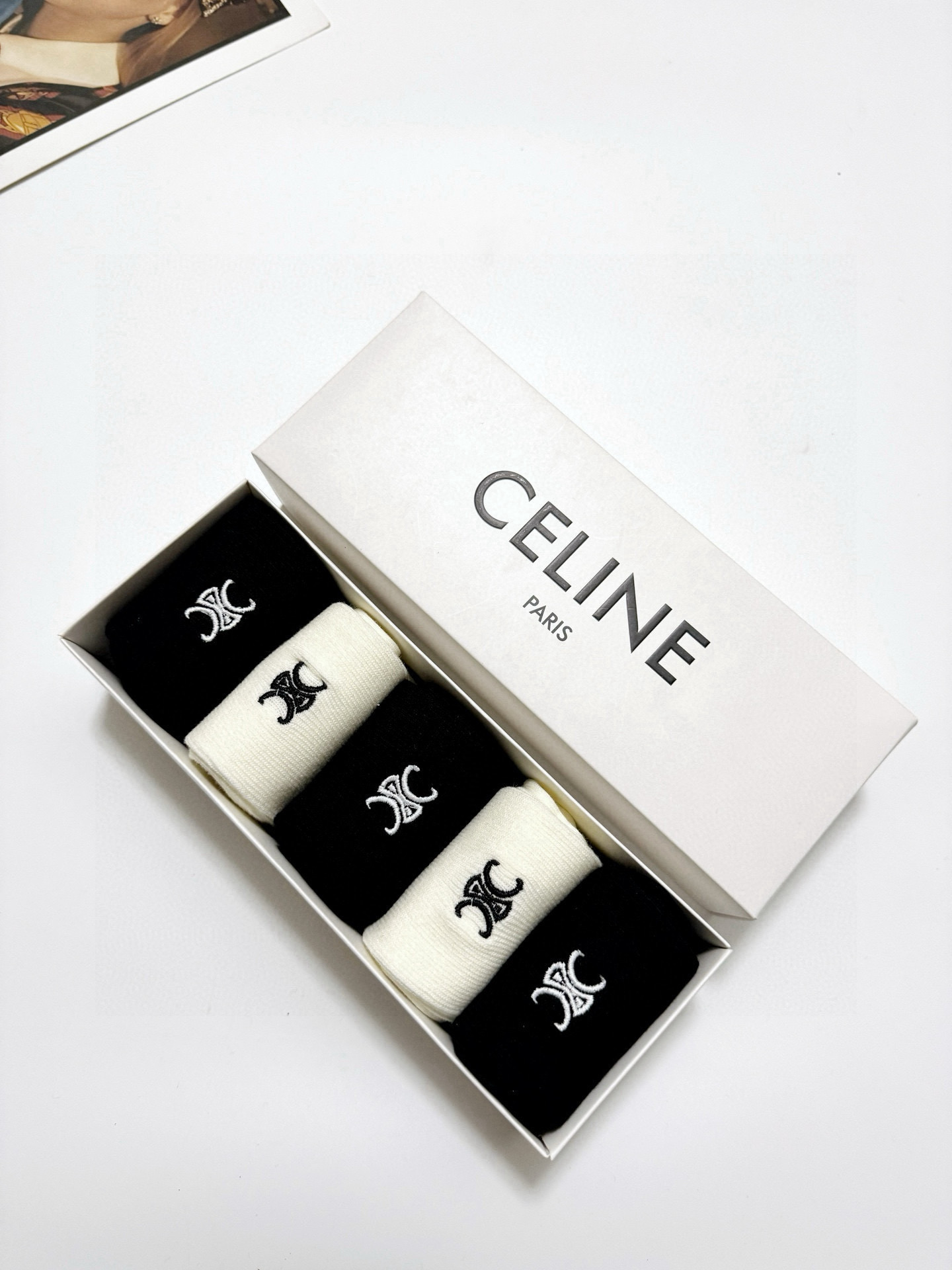  配包装
🌟【一盒5 双】
🌟Celine 赛琳 经典字母 logo 刺绣 直板 中筒袜  。超级软糯亲