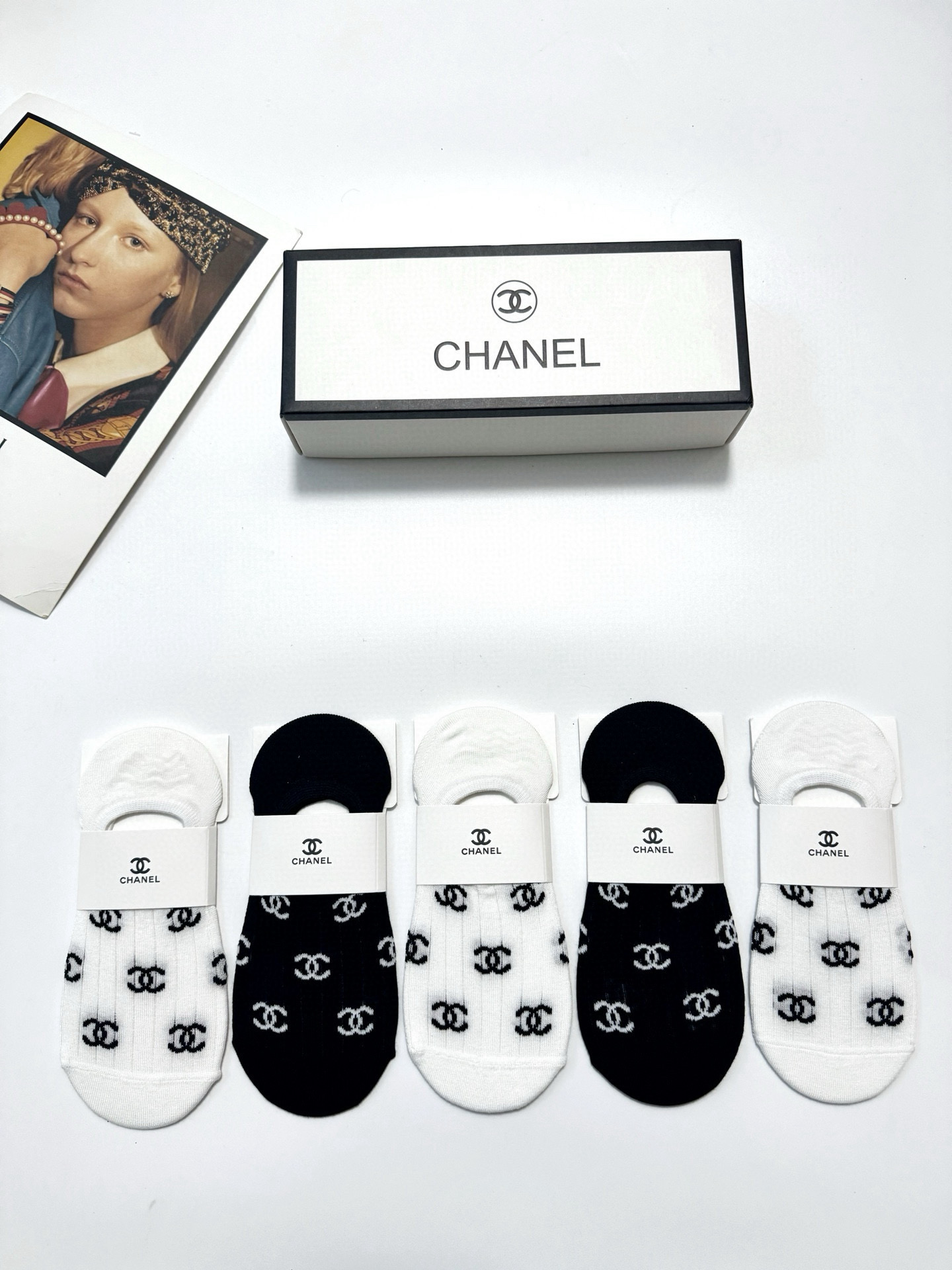  配包装
🌟【一盒5双】
 🌟Chanel 香奈儿 经典字母logo 纯棉船袜   ，ins超火爆空调袜