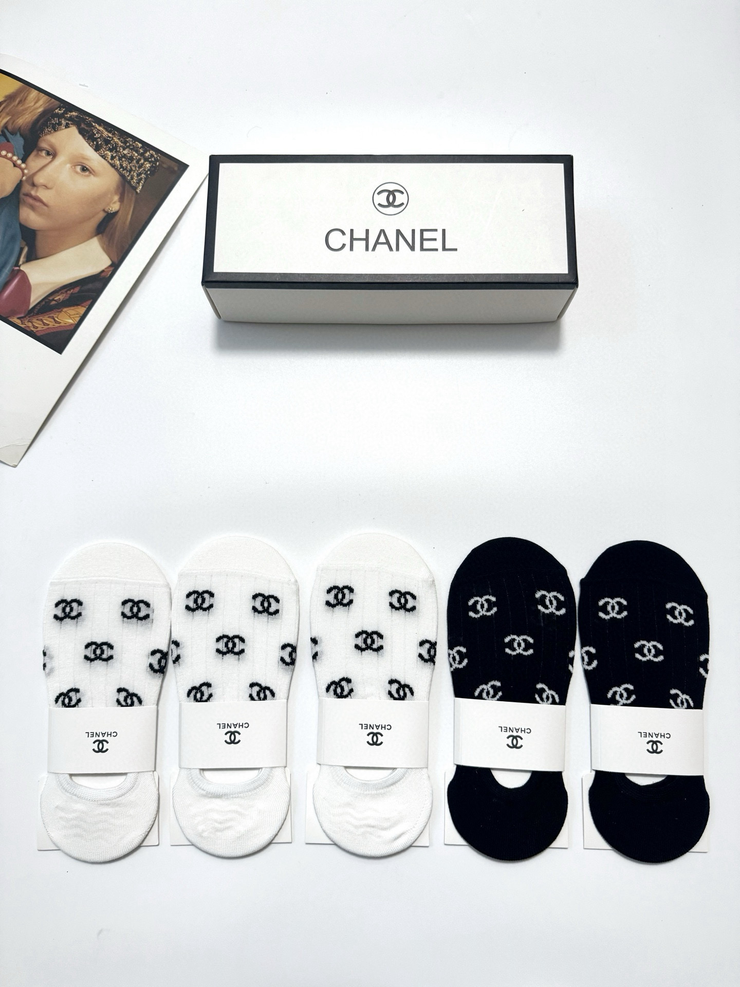  配包装
🌟【一盒5双】
 🌟Chanel 香奈儿 经典字母logo 纯棉船袜   ，ins超火爆空调袜