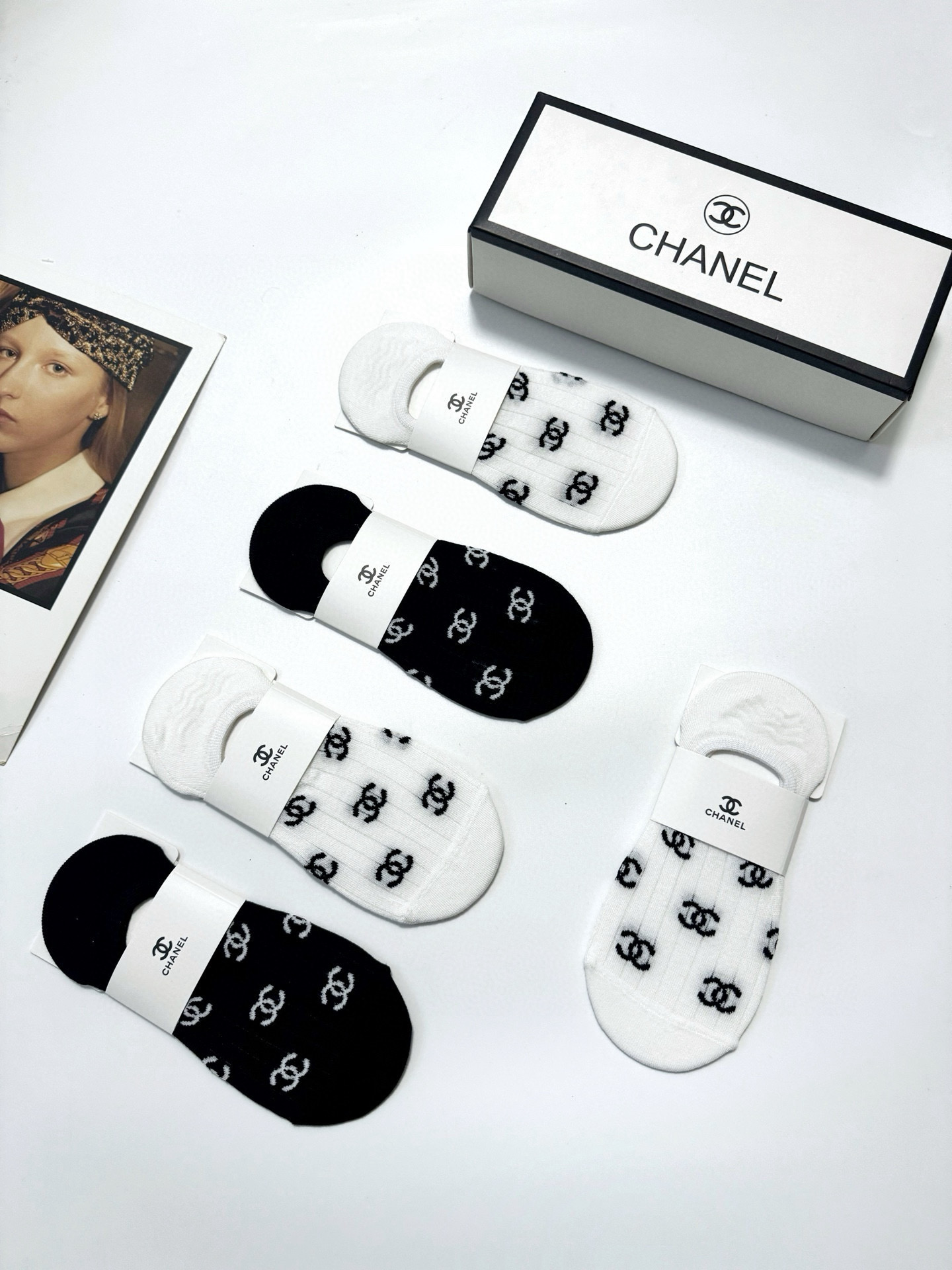  配包装
🌟【一盒5双】
 🌟Chanel 香奈儿 经典字母logo 纯棉船袜   ，ins超火爆空调袜