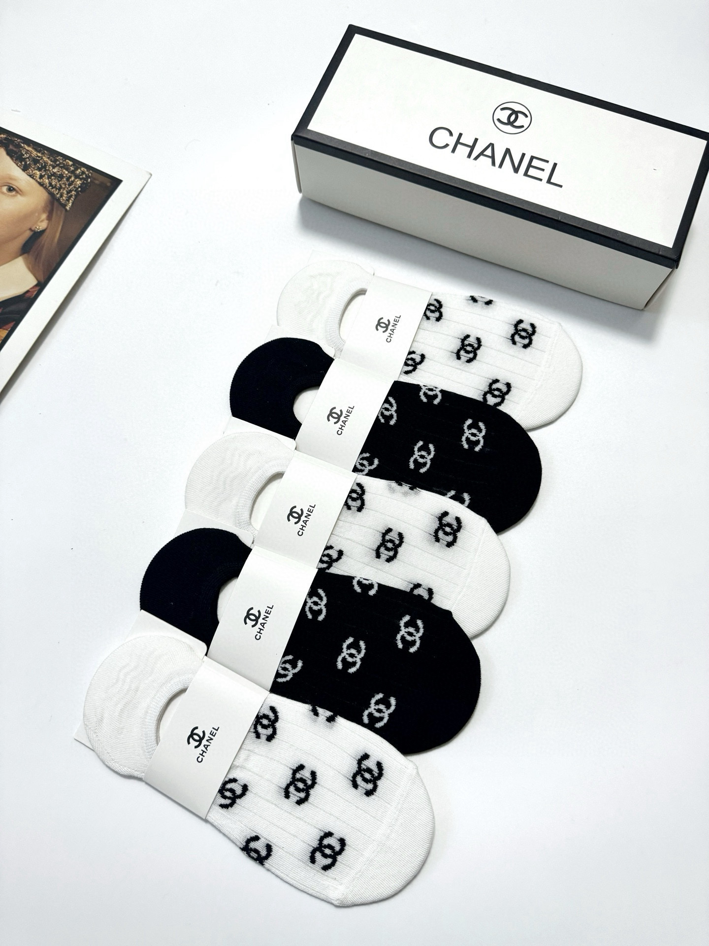  配包装
🌟【一盒5双】
 🌟Chanel 香奈儿 经典字母logo 纯棉船袜   ，ins超火爆空调袜