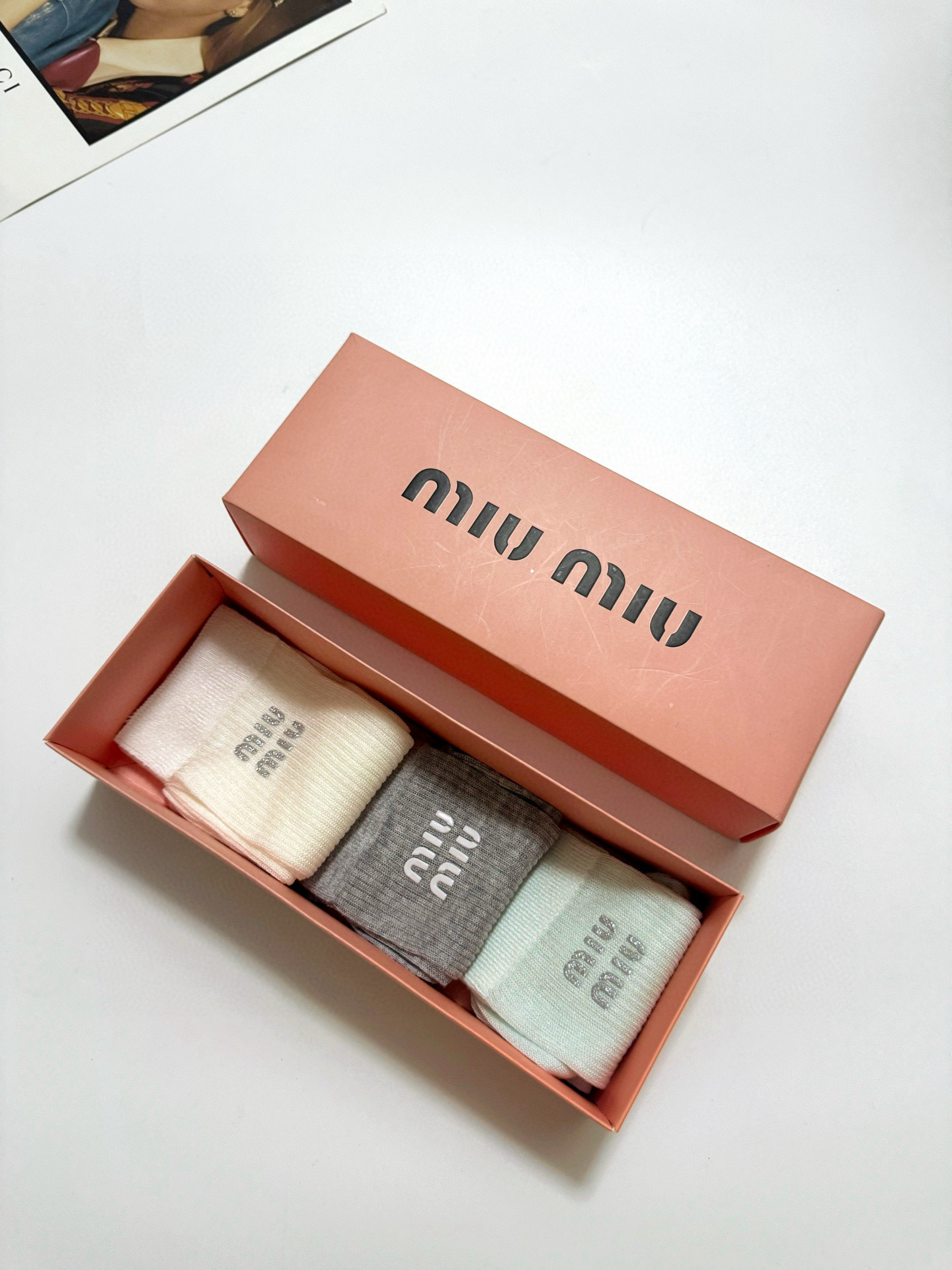  配包装
🌟【一盒3 双】
 🌟缪缪 miumiu 经典字母logo 超薄透气中筒袜 ，ins超火爆空调