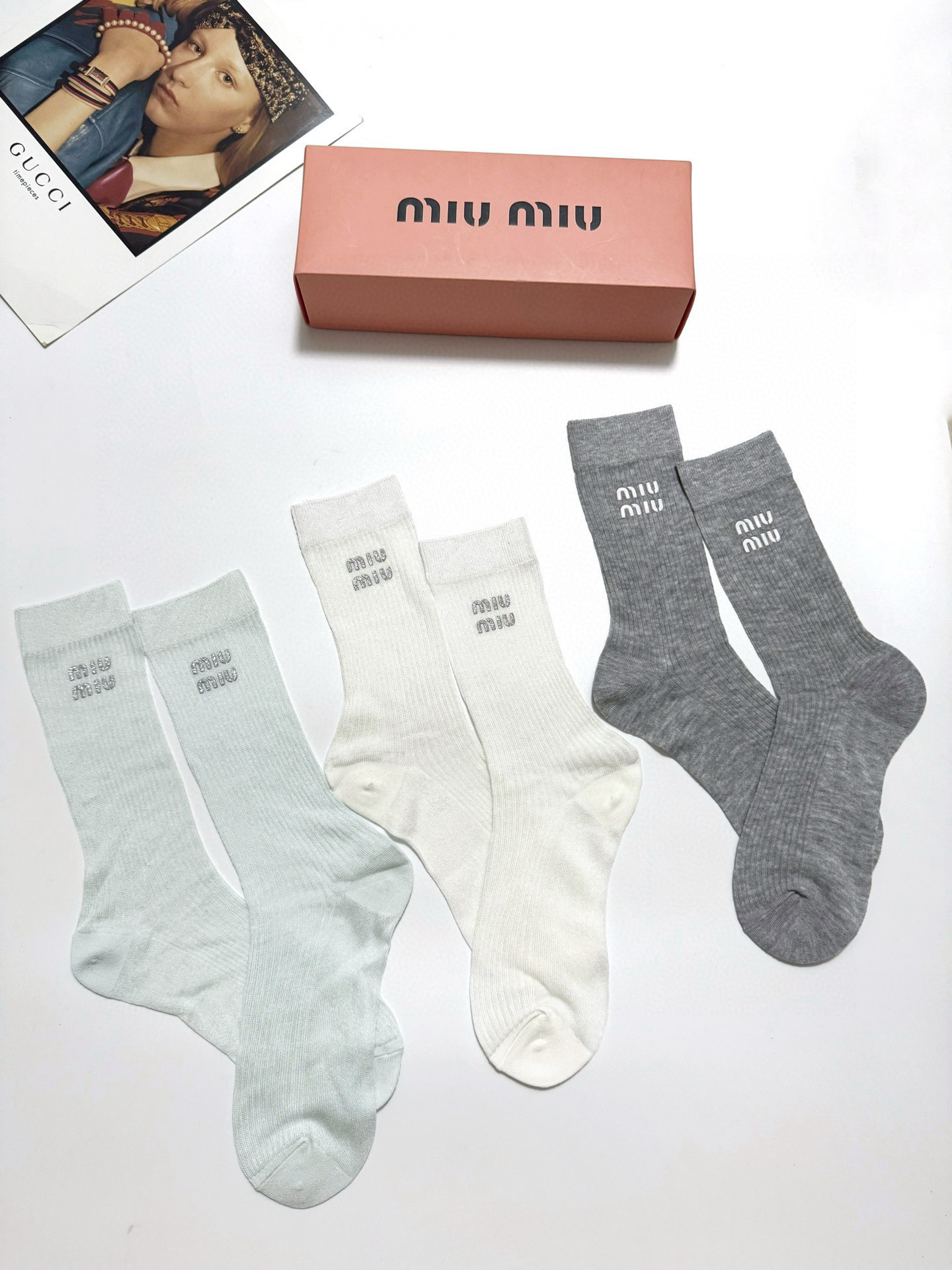  配包装
🌟【一盒3 双】
 🌟缪缪 miumiu 经典字母logo 超薄透气中筒袜 ，ins超火爆空调