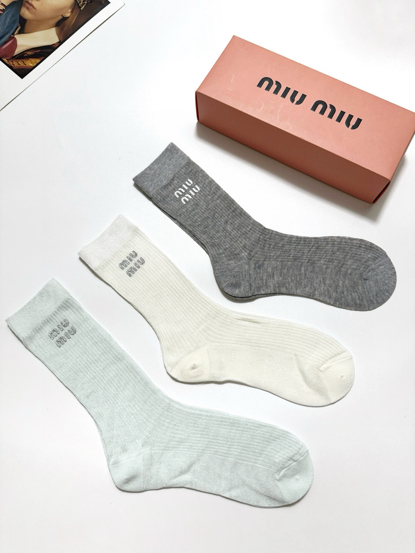  配包装
🌟【一盒3 双】
 🌟缪缪 miumiu 经典字母logo 超薄透气中筒袜 ，ins超火爆空调