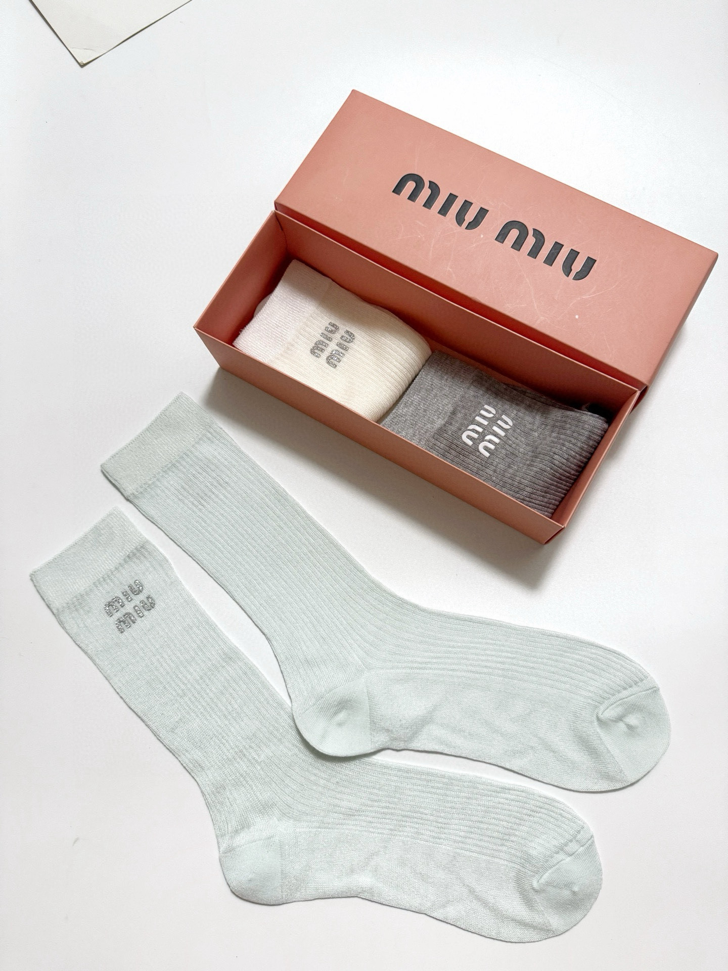  配包装
🌟【一盒3 双】
 🌟缪缪 miumiu 经典字母logo 超薄透气中筒袜 ，ins超火爆空调