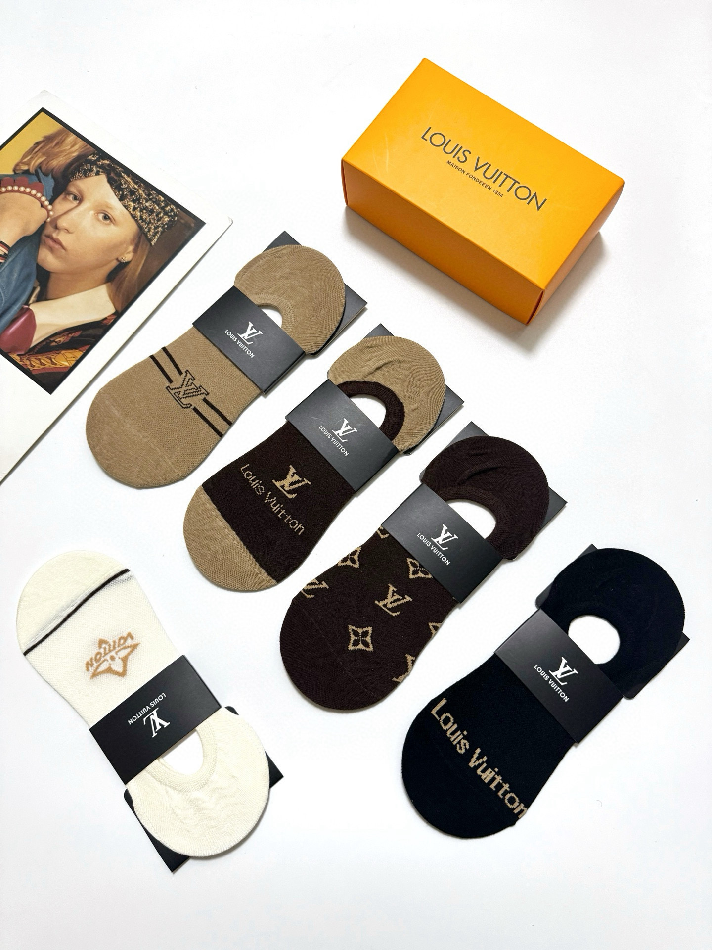  配包装
🌟【一盒5双】
 🌟LV 路易威登 经典字母logo 纯棉船袜   ，ins超火爆空调袜，纯棉