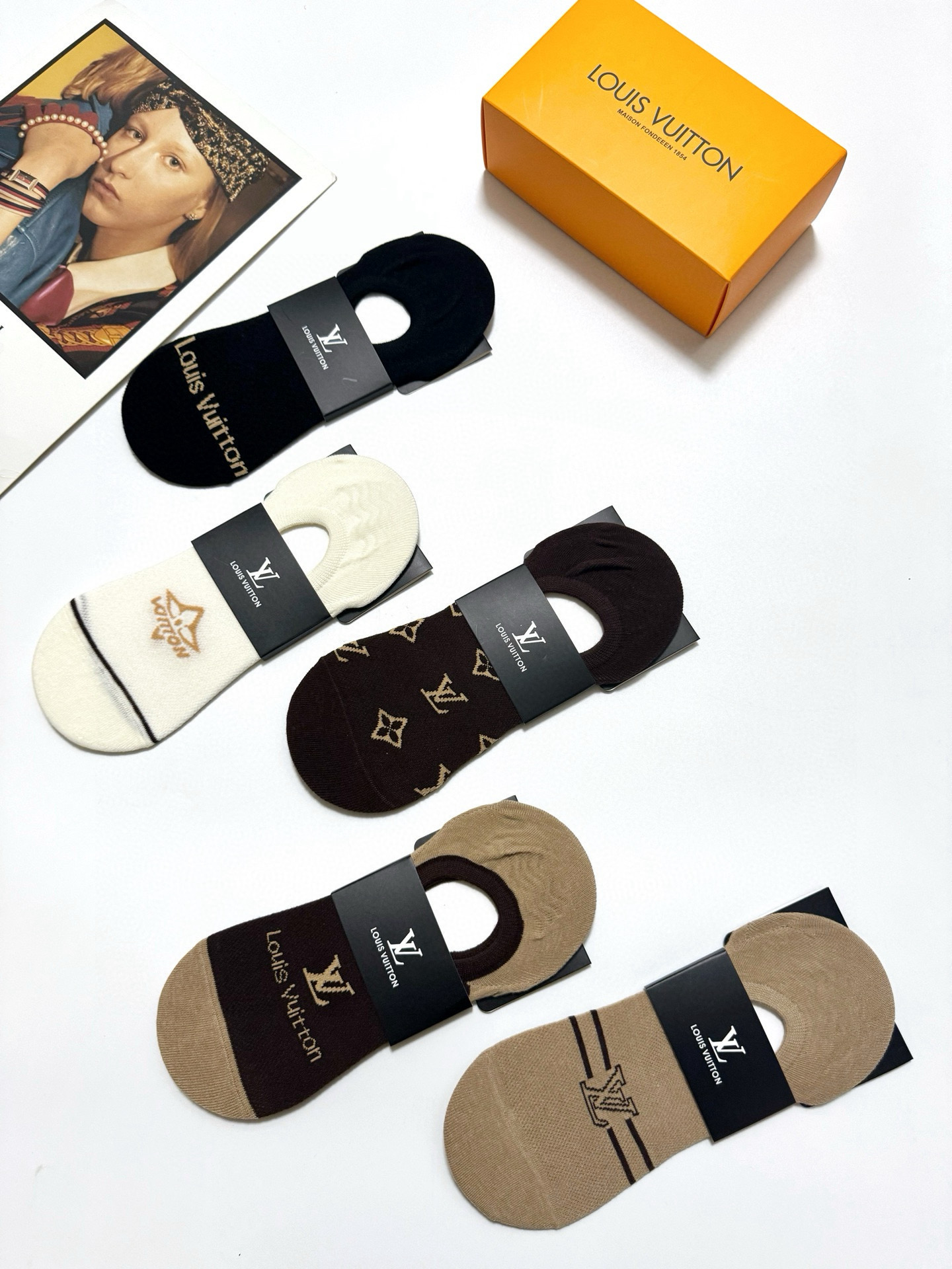  配包装
🌟【一盒5双】
 🌟LV 路易威登 经典字母logo 纯棉船袜   ，ins超火爆空调袜，纯棉