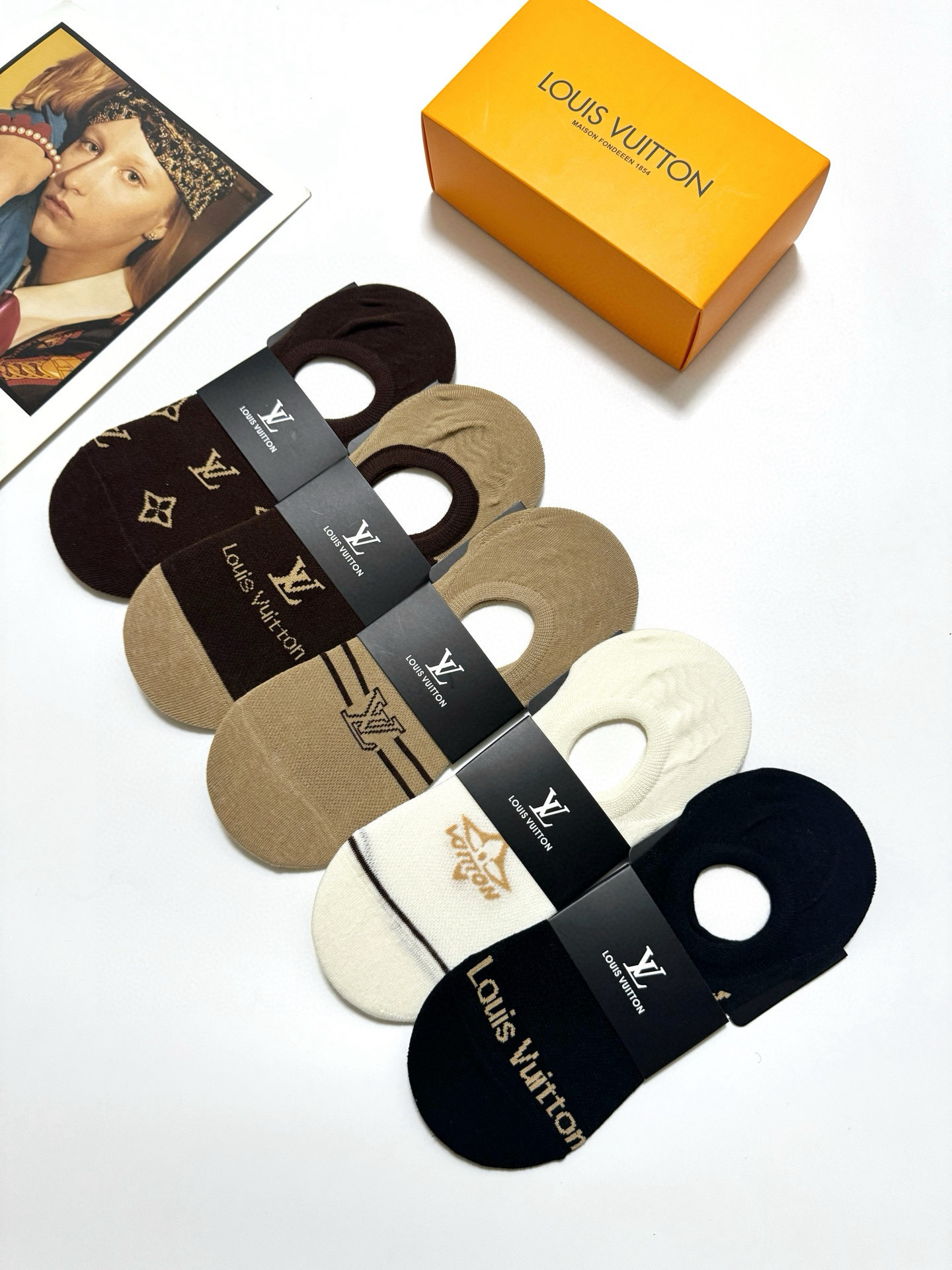  配包装
🌟【一盒5双】
 🌟LV 路易威登 经典字母logo 纯棉船袜   ，ins超火爆空调袜，纯棉