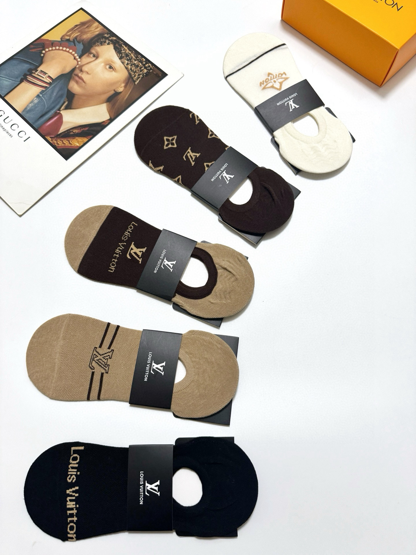  配包装
🌟【一盒5双】
 🌟LV 路易威登 经典字母logo 纯棉船袜   ，ins超火爆空调袜，纯棉