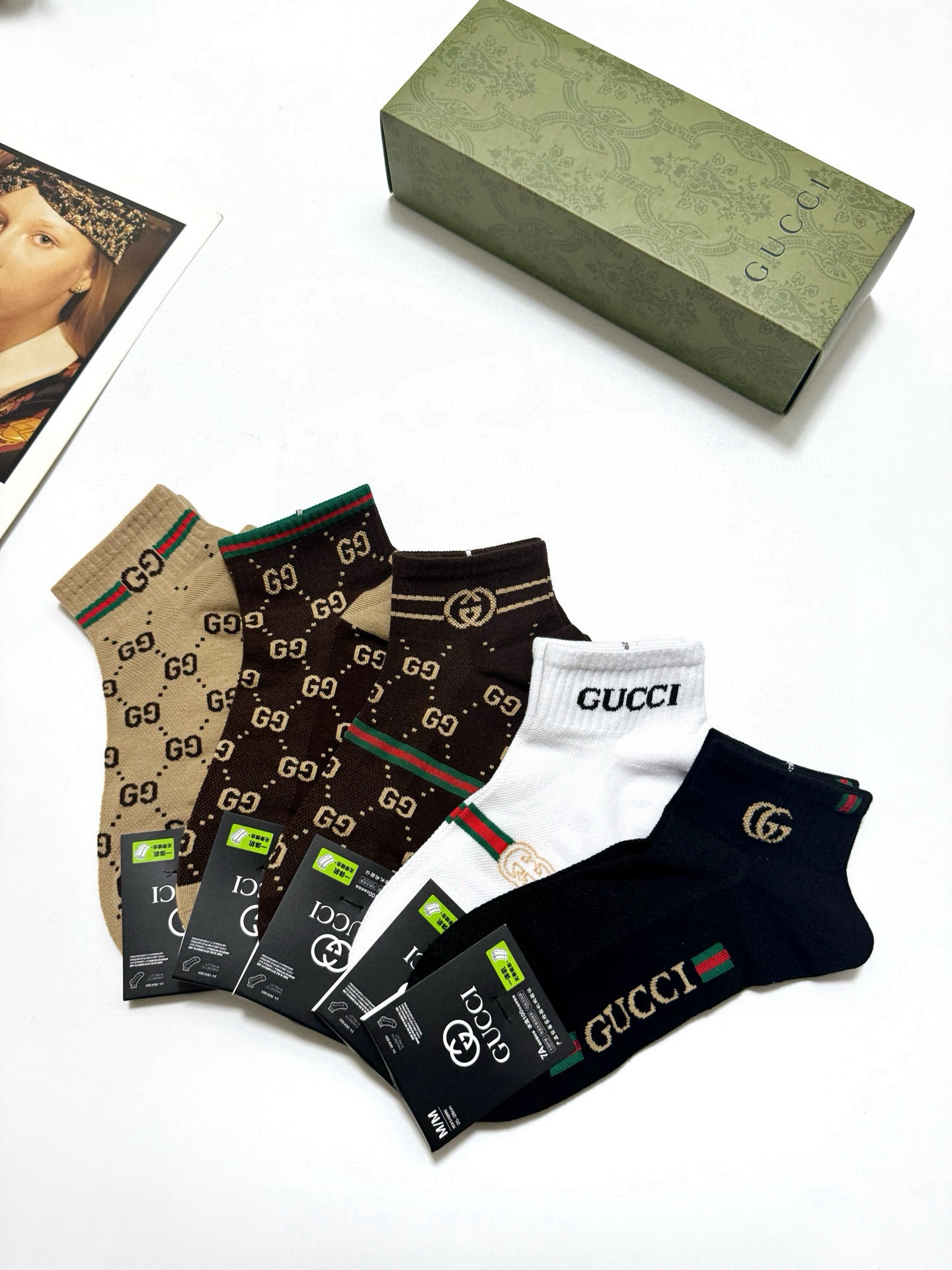  配包装
🌟【一盒4双】
 🌟Gucci 古琦 经典字母logo 经典纯棉短袜 ，ins超火爆空调袜，潮