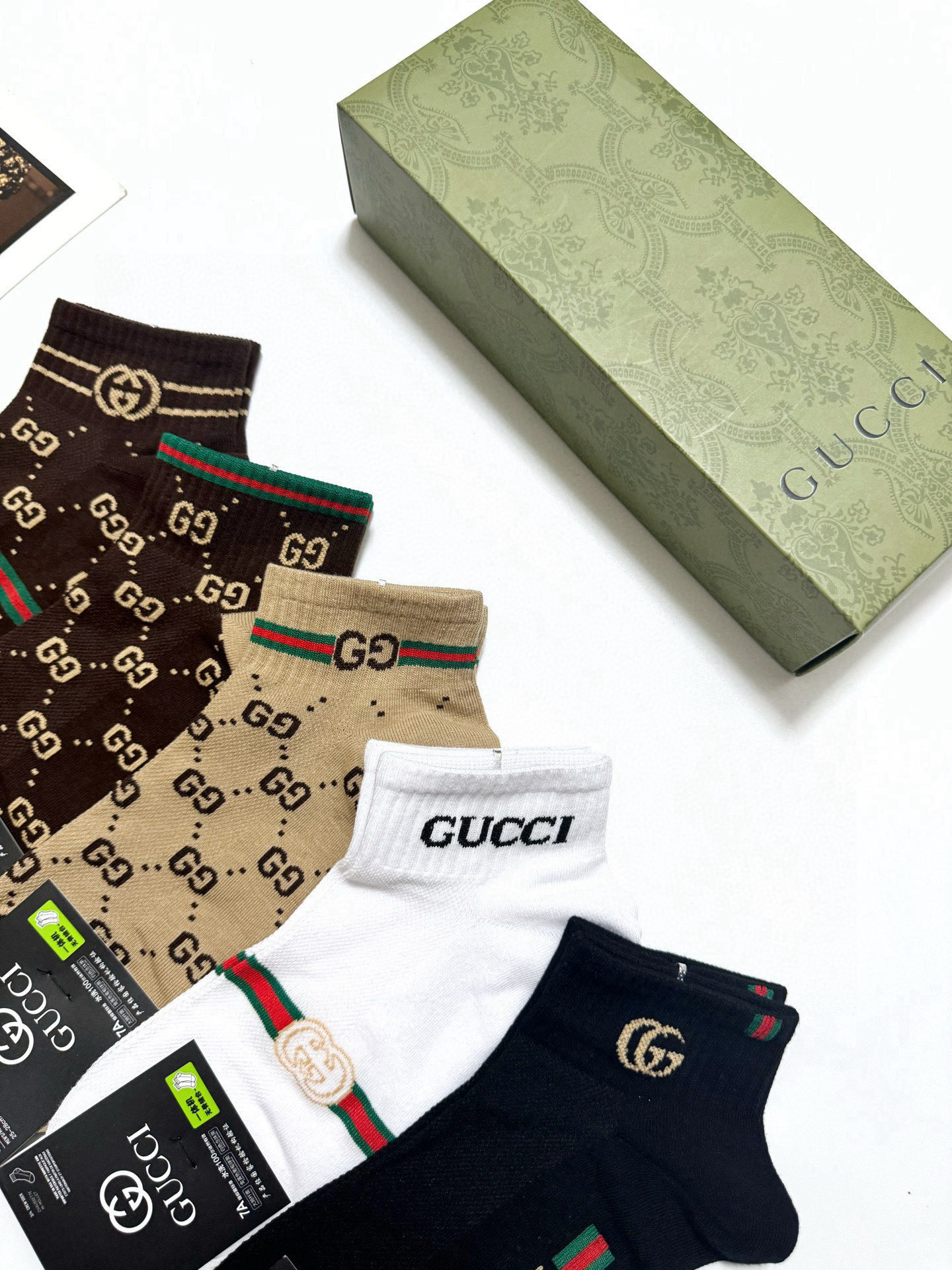  配包装
🌟【一盒4双】
 🌟Gucci 古琦 经典字母logo 经典纯棉短袜 ，ins超火爆空调袜，潮
