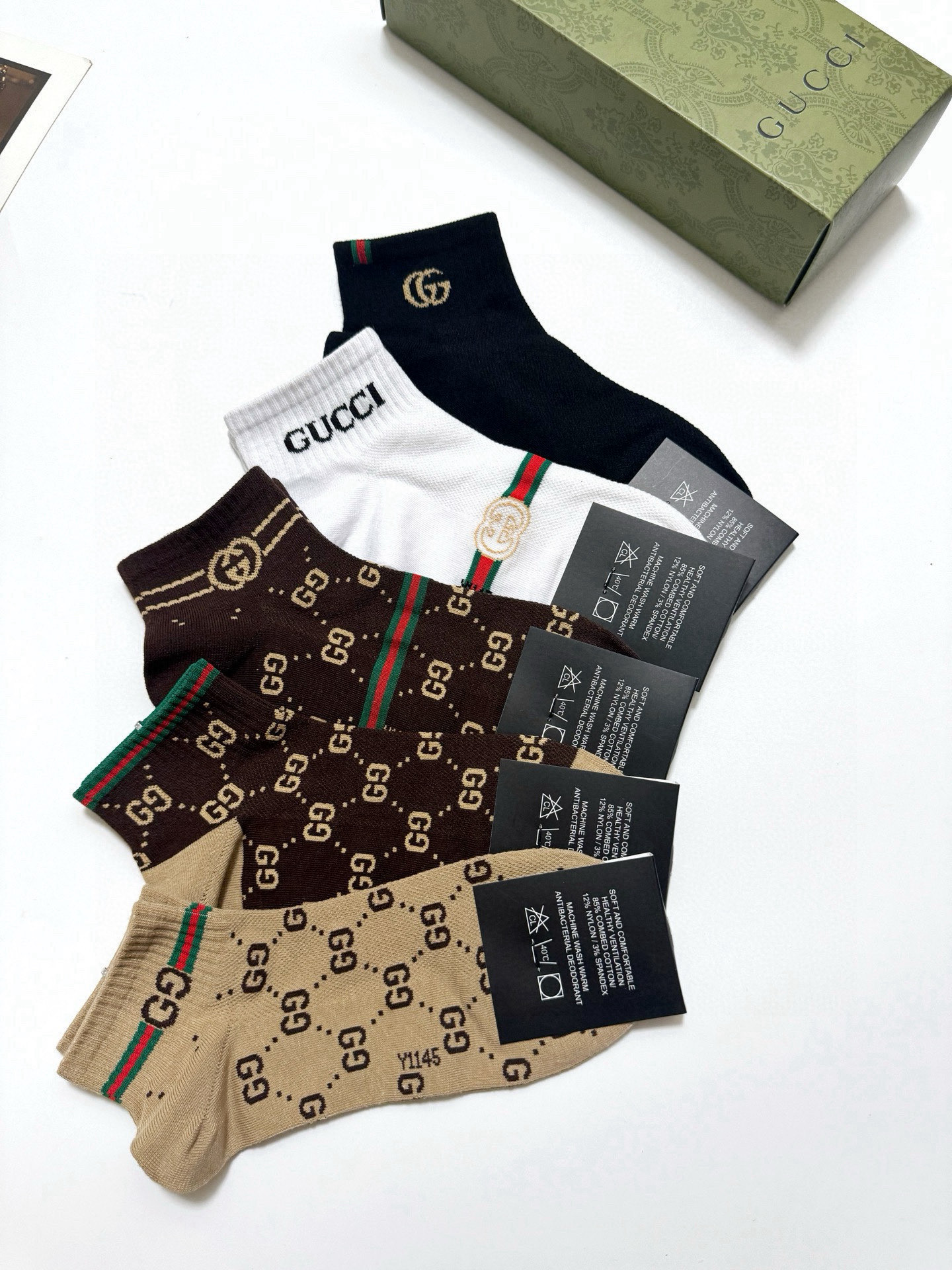  配包装
🌟【一盒4双】
 🌟Gucci 古琦 经典字母logo 经典纯棉短袜 ，ins超火爆空调袜，潮