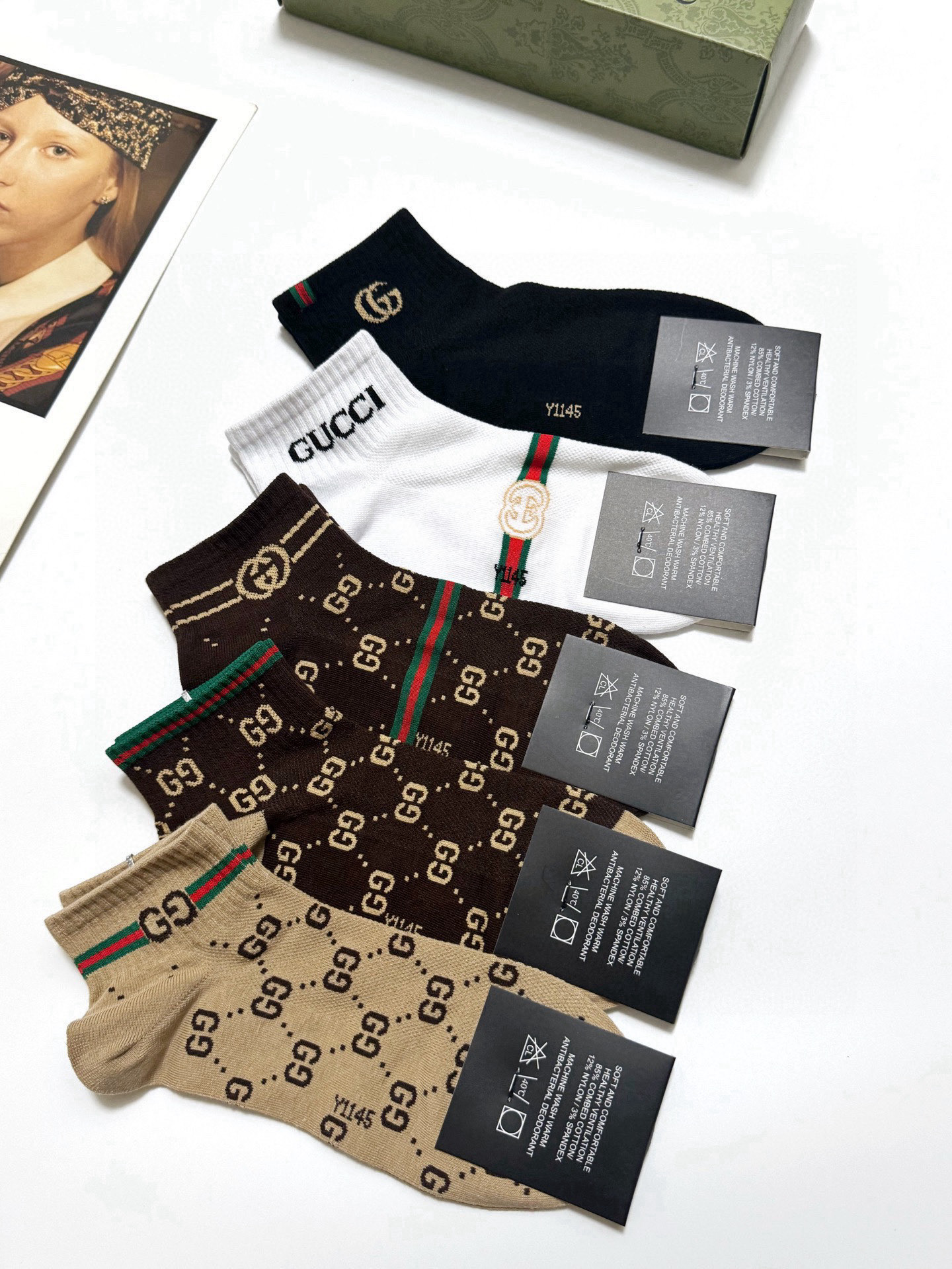  配包装
🌟【一盒4双】
 🌟Gucci 古琦 经典字母logo 经典纯棉短袜 ，ins超火爆空调袜，潮