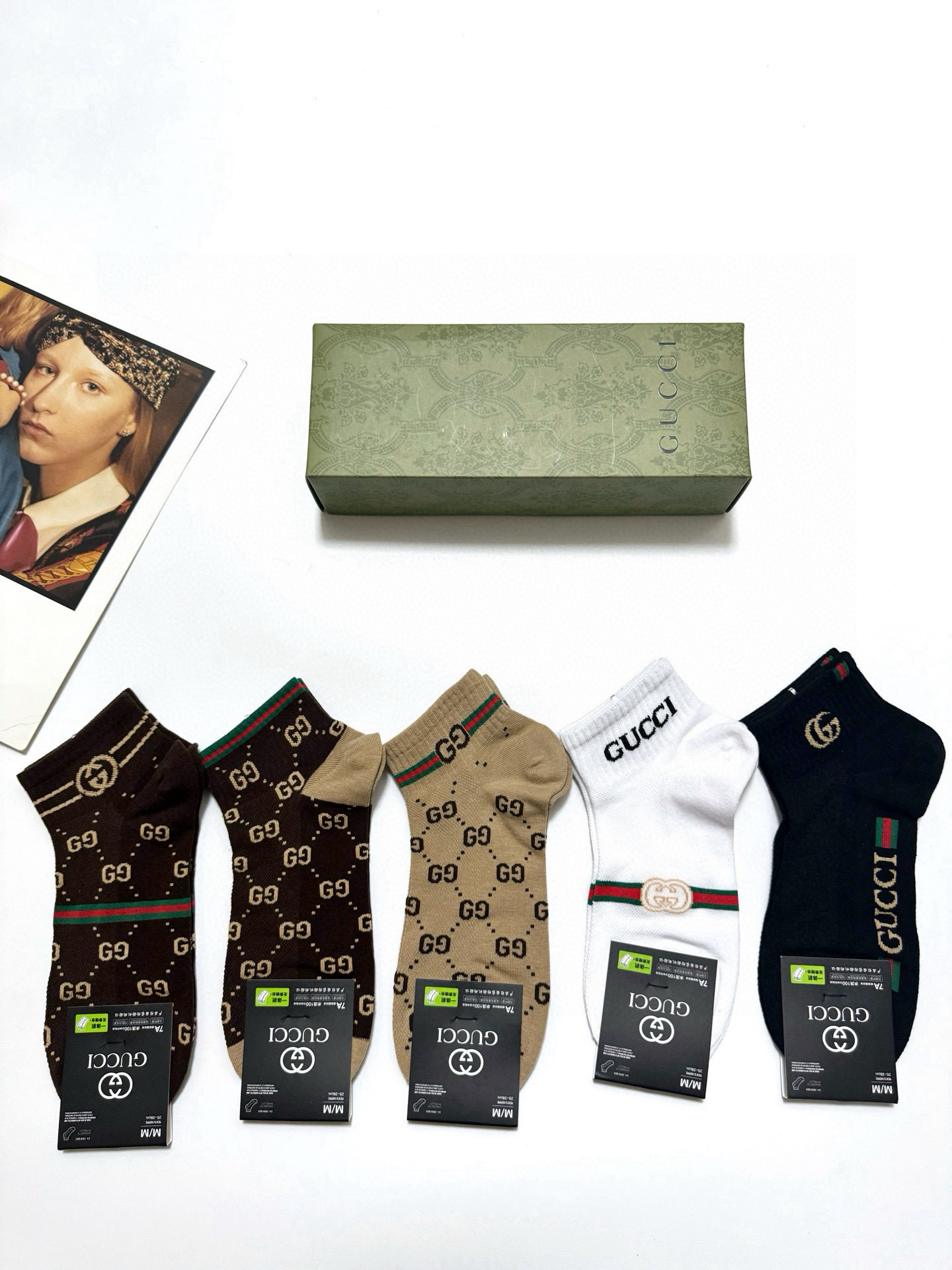  配包装
🌟【一盒4双】
 🌟Gucci 古琦 经典字母logo 经典纯棉短袜 ，ins超火爆空调袜，潮