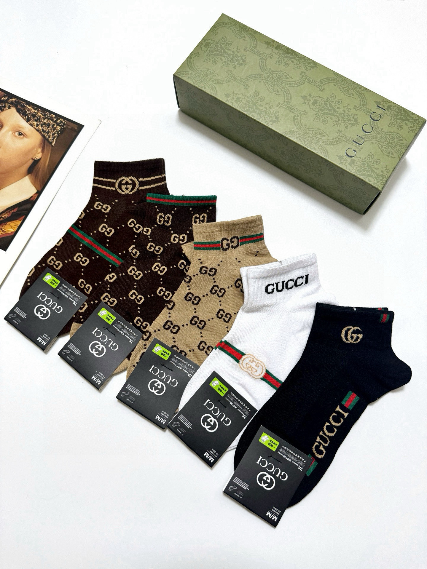  配包装
🌟【一盒4双】
 🌟Gucci 古琦 经典字母logo 经典纯棉短袜 ，ins超火爆空调袜，潮
