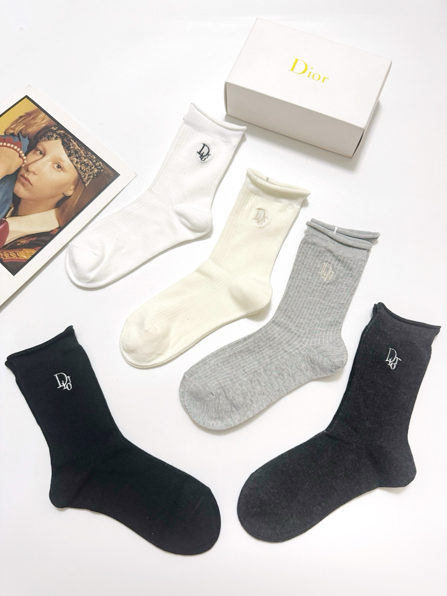  配包装
🌟【一盒5 双】
 🌟Dior 迪奥 经典字母logo 纯棉中筒袜 ，ins超火爆空调袜，纯棉