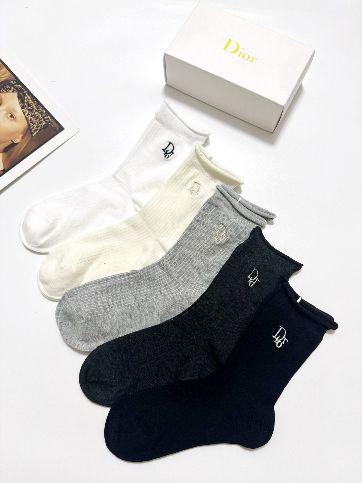  配包装
🌟【一盒5 双】
 🌟Dior 迪奥 经典字母logo 纯棉中筒袜 ，ins超火爆空调袜，纯棉