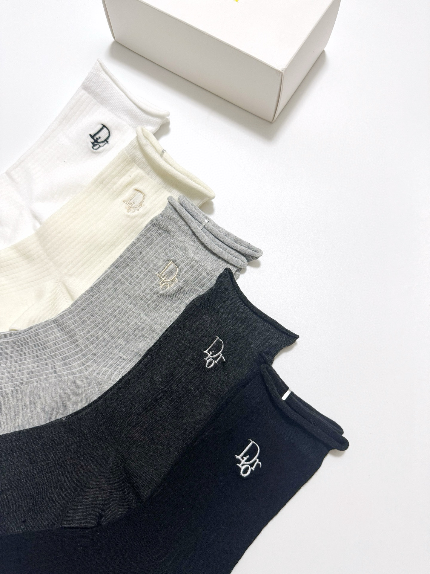  配包装
🌟【一盒5 双】
 🌟Dior 迪奥 经典字母logo 纯棉中筒袜 ，ins超火爆空调袜，纯棉