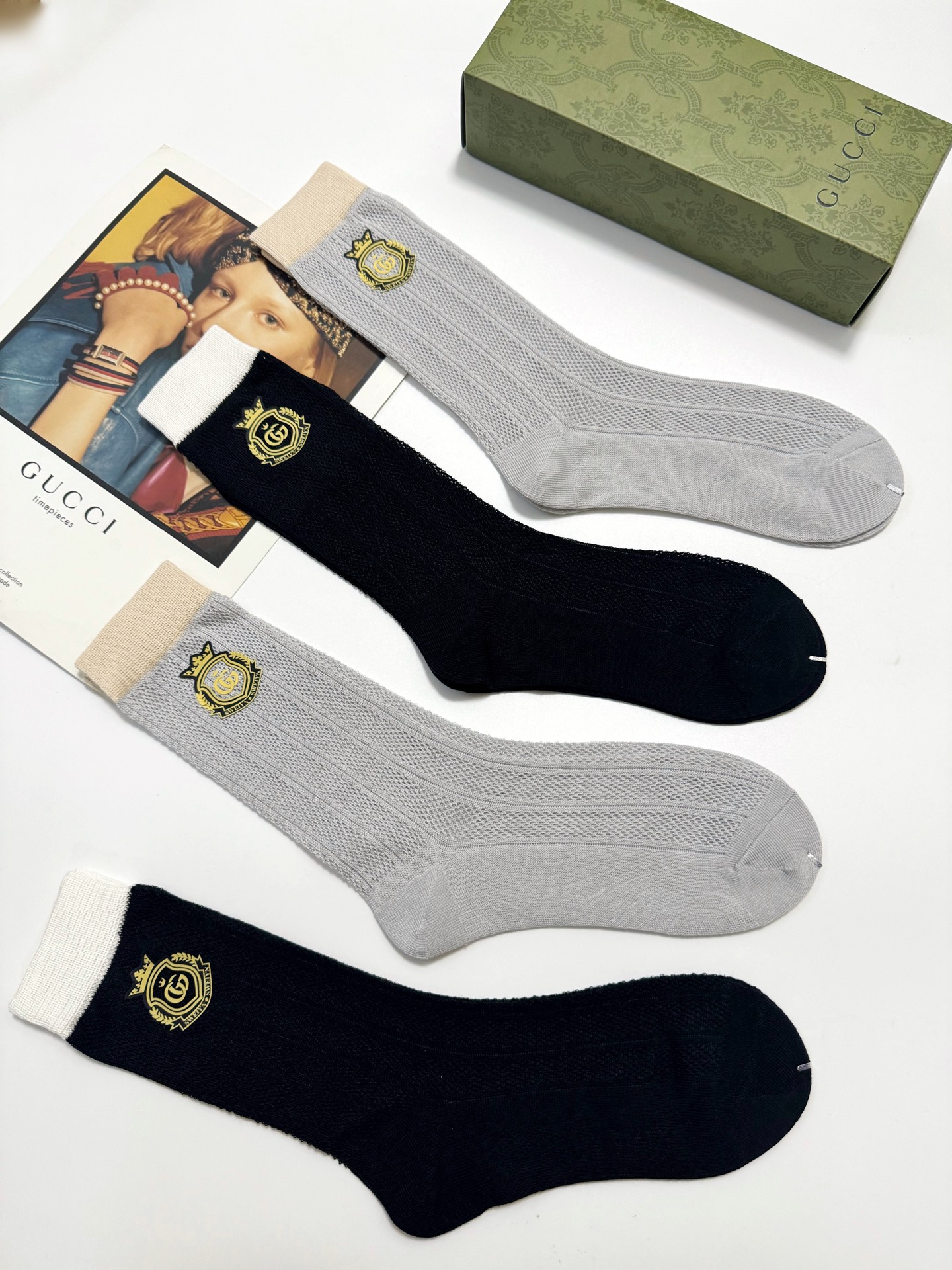   配包装 
🌟【一盒4 双】
🌟Gucci 古琦 浮雕立体字母logo中筒袜 ，精致少女心 
🌟超级爆