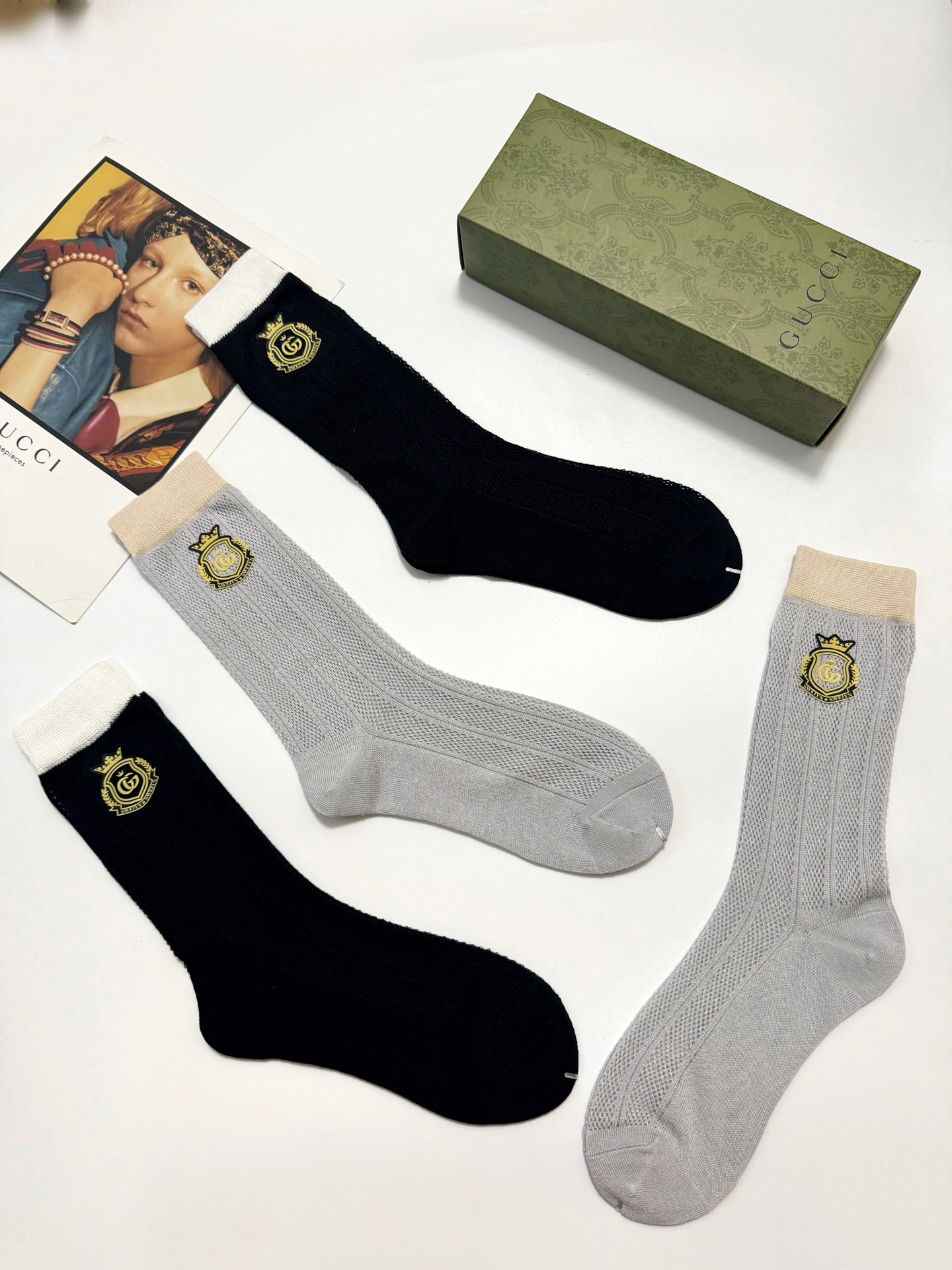   配包装 
🌟【一盒4 双】
🌟Gucci 古琦 浮雕立体字母logo中筒袜 ，精致少女心 
🌟超级爆
