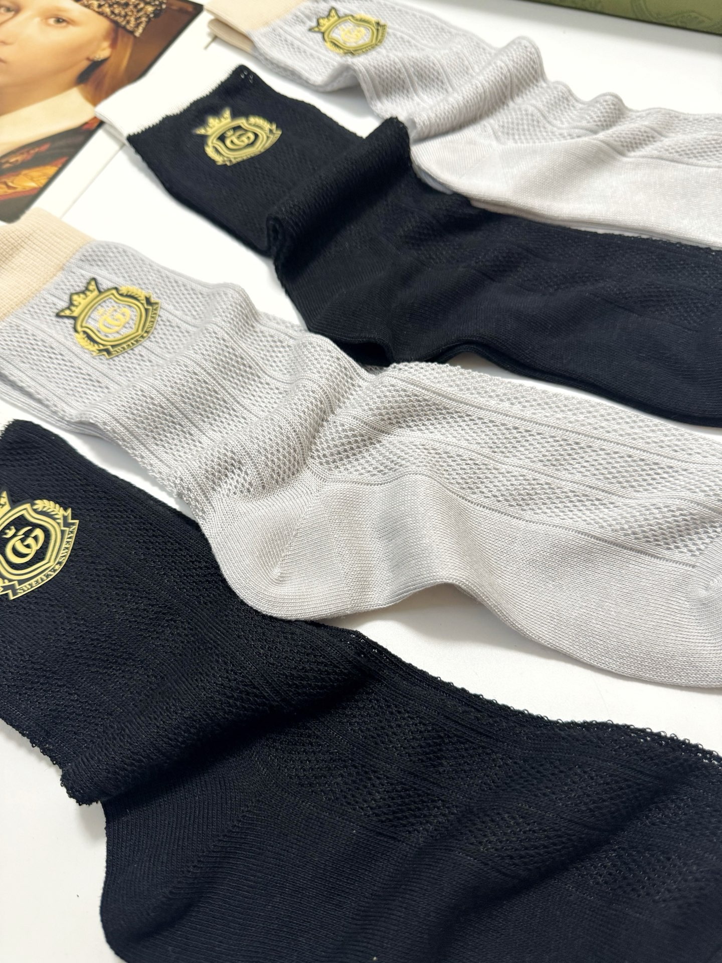   配包装 
🌟【一盒4 双】
🌟Gucci 古琦 浮雕立体字母logo中筒袜 ，精致少女心 
🌟超级爆