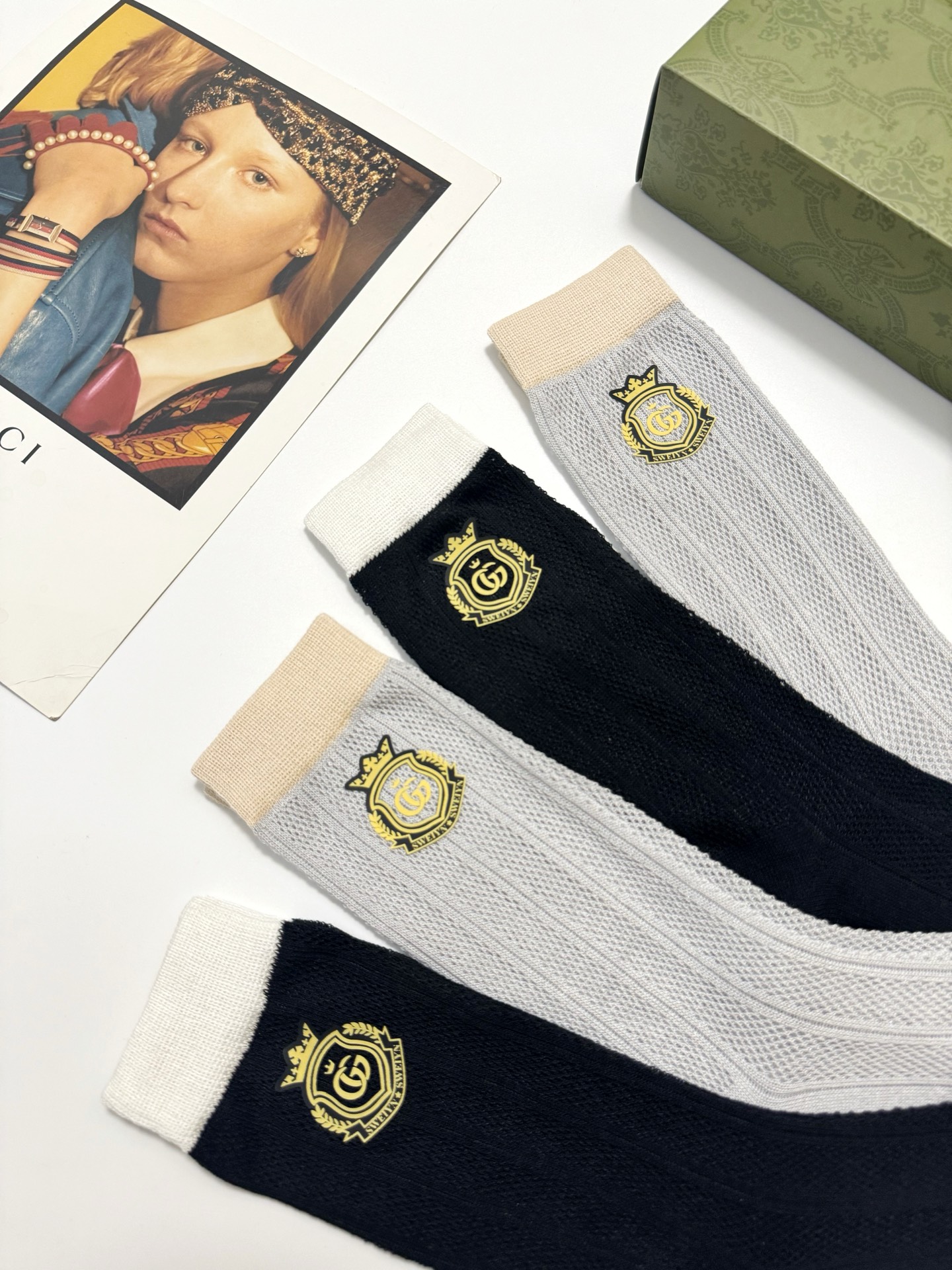   配包装 
🌟【一盒4 双】
🌟Gucci 古琦 浮雕立体字母logo中筒袜 ，精致少女心 
🌟超级爆