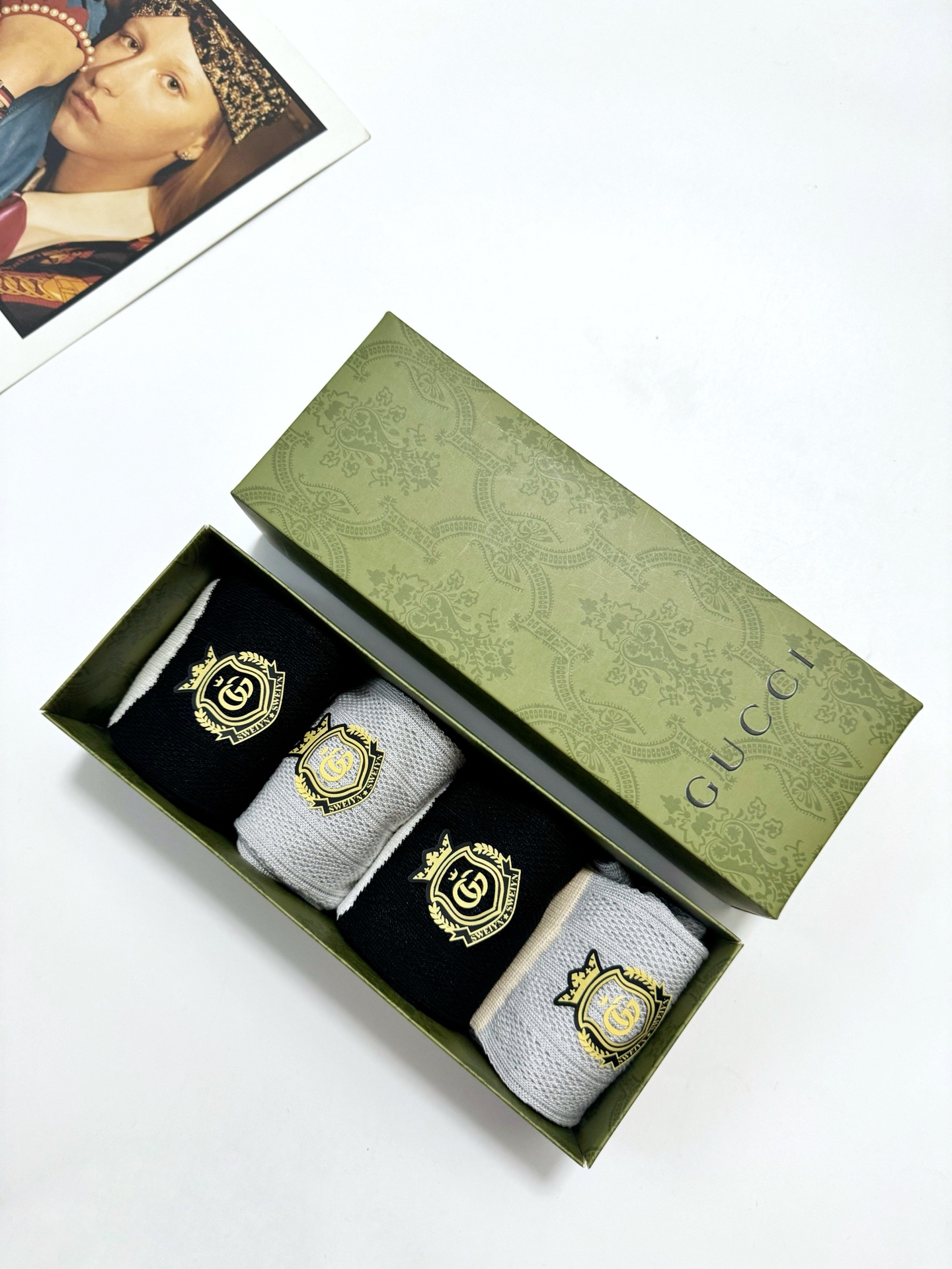   配包装 
🌟【一盒4 双】
🌟Gucci 古琦 浮雕立体字母logo中筒袜 ，精致少女心 
🌟超级爆