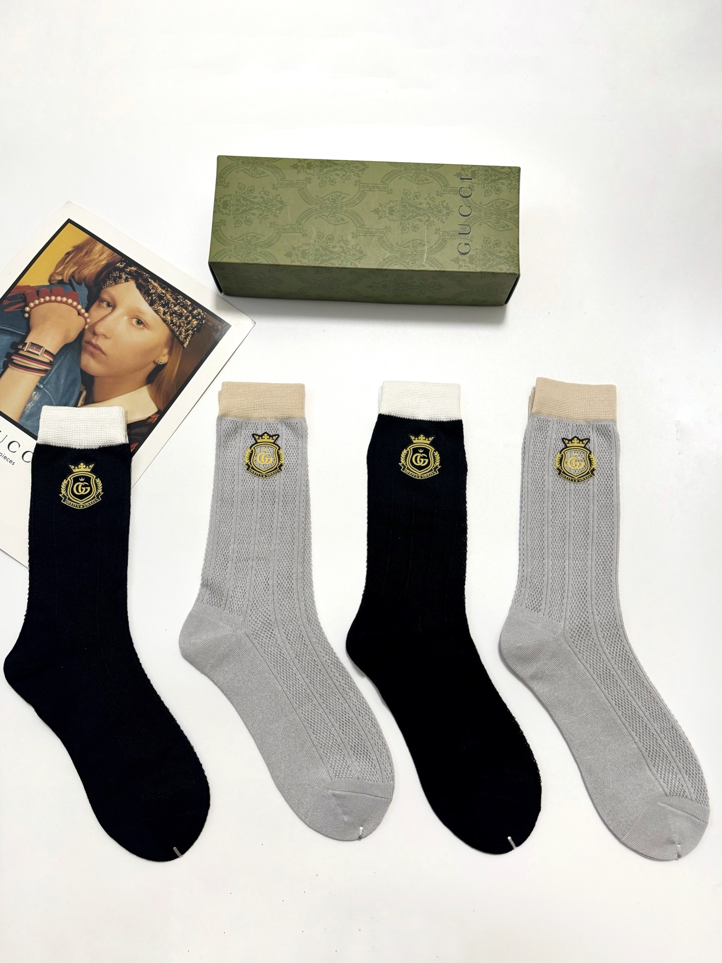   配包装 
🌟【一盒4 双】
🌟Gucci 古琦 浮雕立体字母logo中筒袜 ，精致少女心 
🌟超级爆