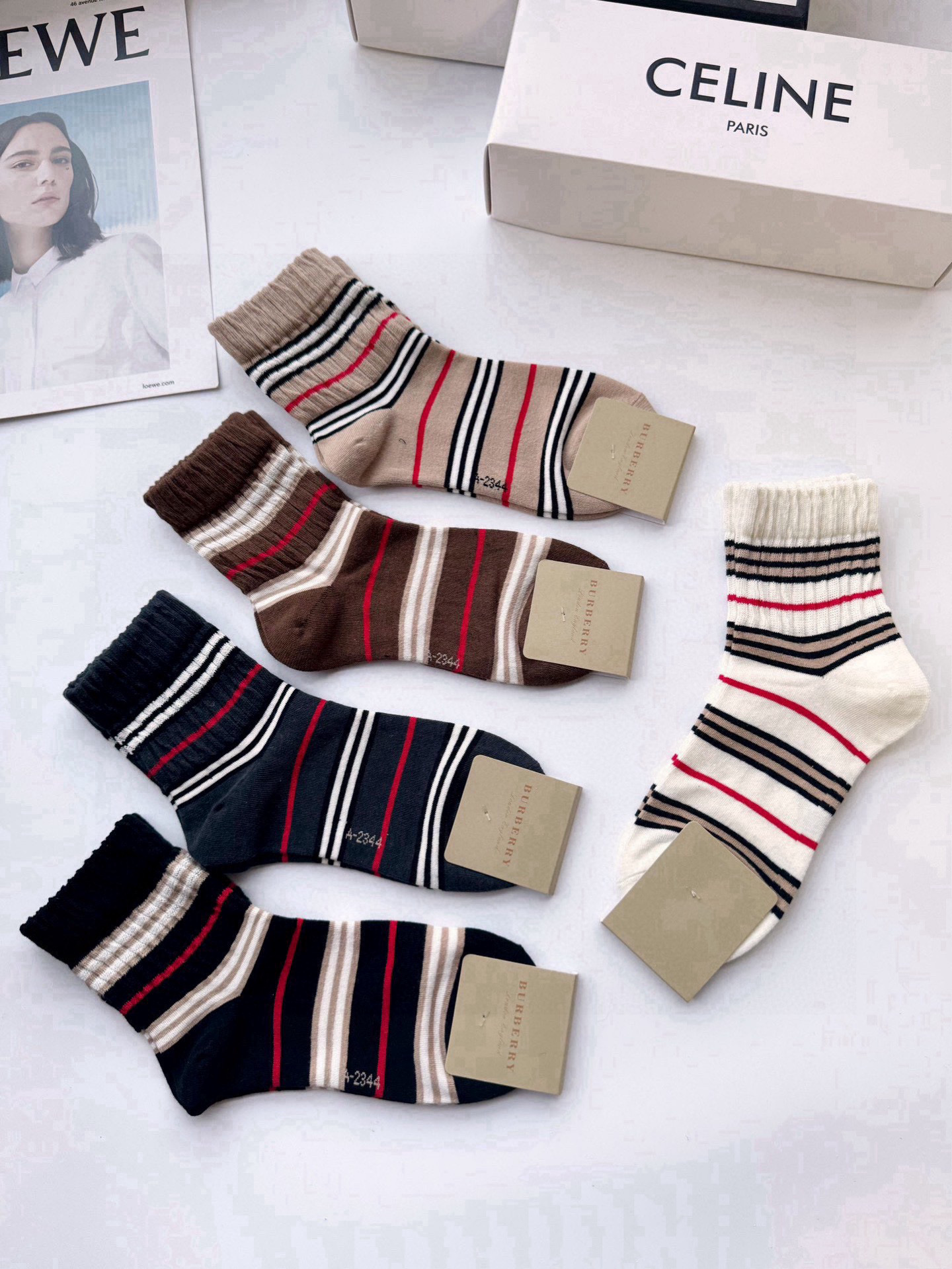  配包装
🌟【一盒5 双】
 🌟巴宝莉 Burberry 经典字母logo 纯棉中筒袜   ，ins超火