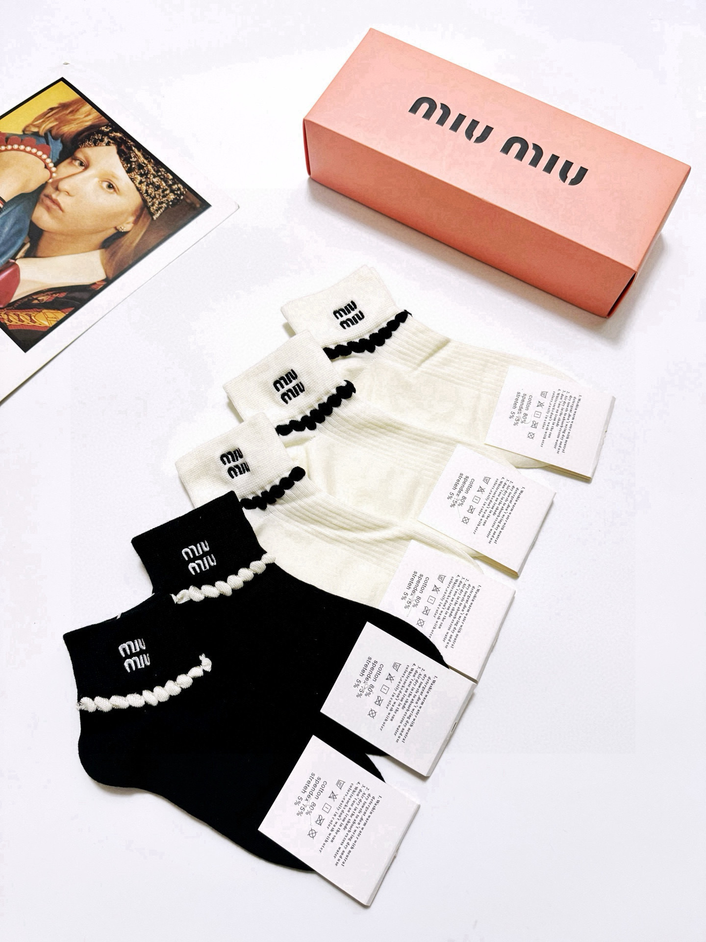  配包装
🌟【一盒5双】
🌟缪缪 miumiu  爆款纯棉短筒袜，韩系花边超百搭大火配色。超完美结合，款