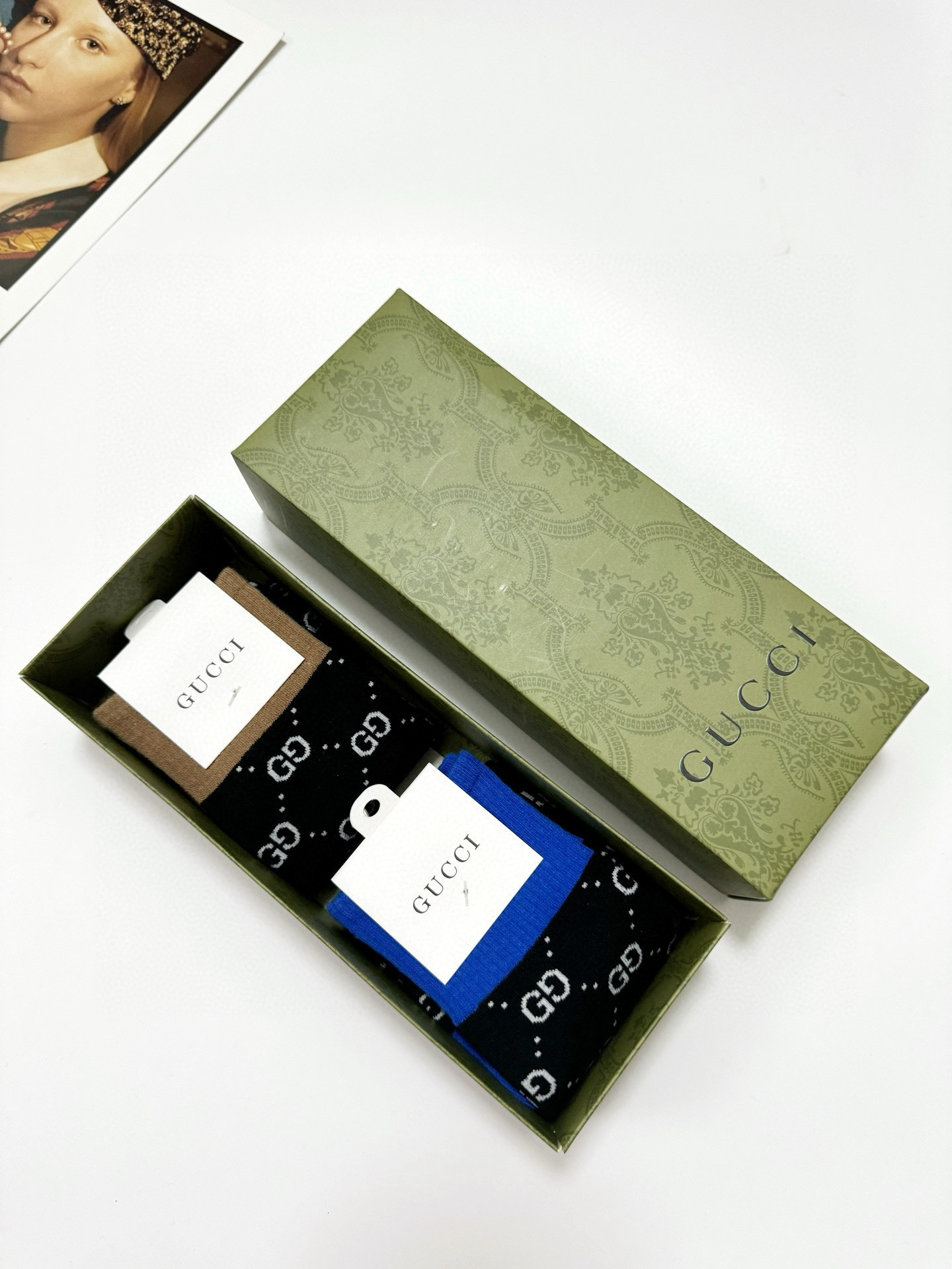 配包装
🌟【一盒2 双】
🌟Gucci 古奇 爆款双G字母 长筒袜 小腿袜。纯棉混纺材质，超完美配色，
