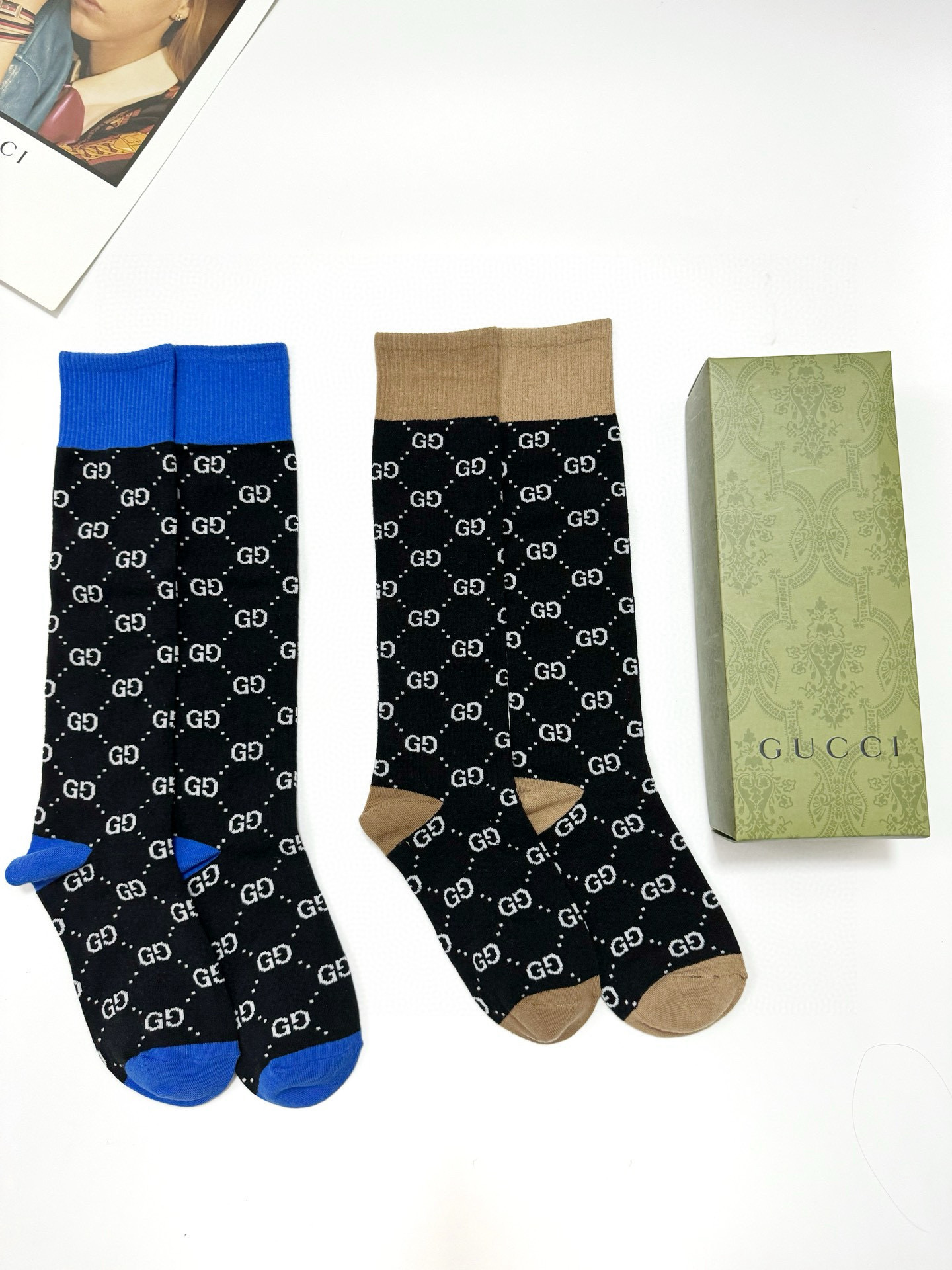  配包装
🌟【一盒2 双】
🌟Gucci 古奇 爆款双G字母 长筒袜 小腿袜。纯棉混纺材质，超完美配色，
