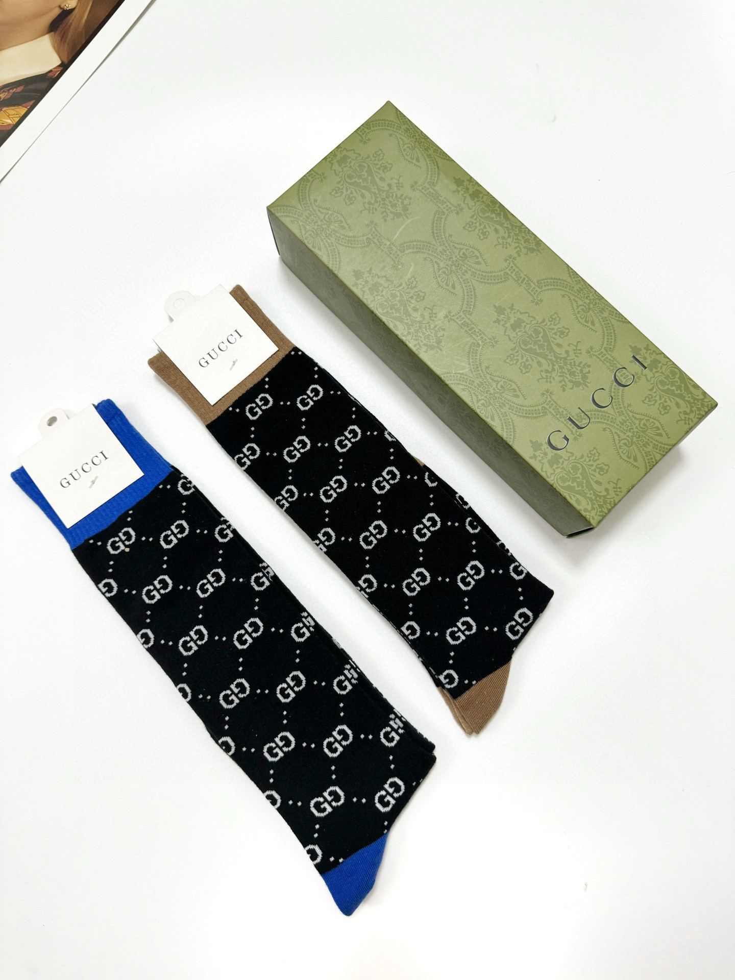  配包装
🌟【一盒2 双】
🌟Gucci 古奇 爆款双G字母 长筒袜 小腿袜。纯棉混纺材质，超完美配色，