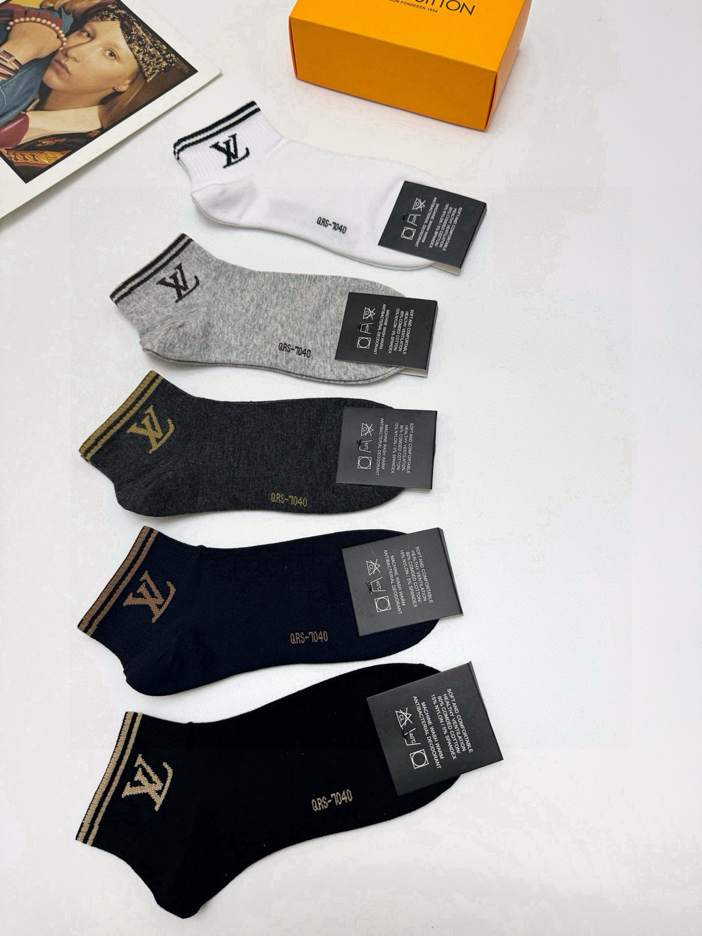  配包装
🌟【一盒5 双】男女同款
 🌟LV 路易威登 经典字母logo ins超火爆短袜，纯棉面料，潮