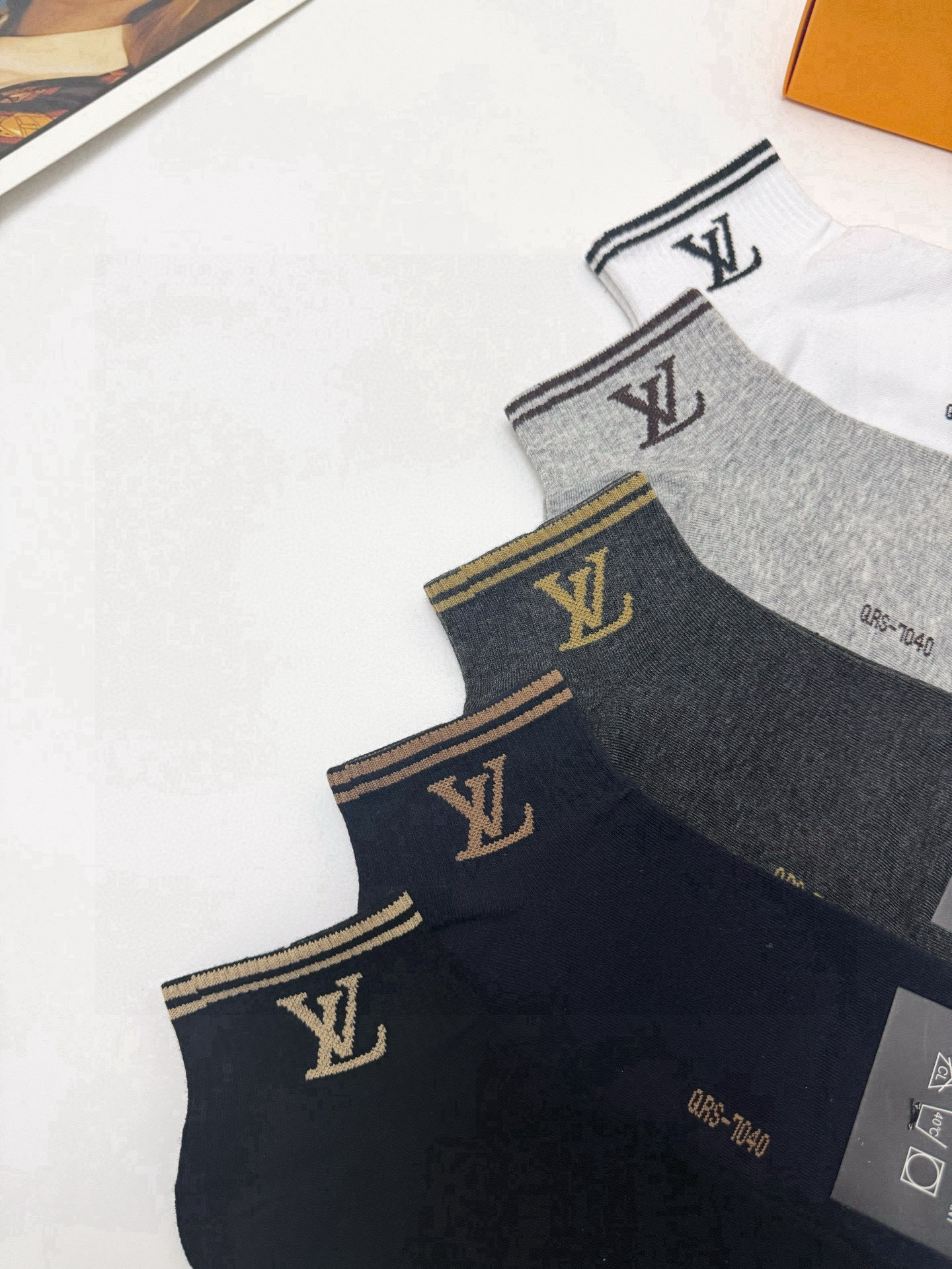  配包装
🌟【一盒5 双】男女同款
 🌟LV 路易威登 经典字母logo ins超火爆短袜，纯棉面料，潮