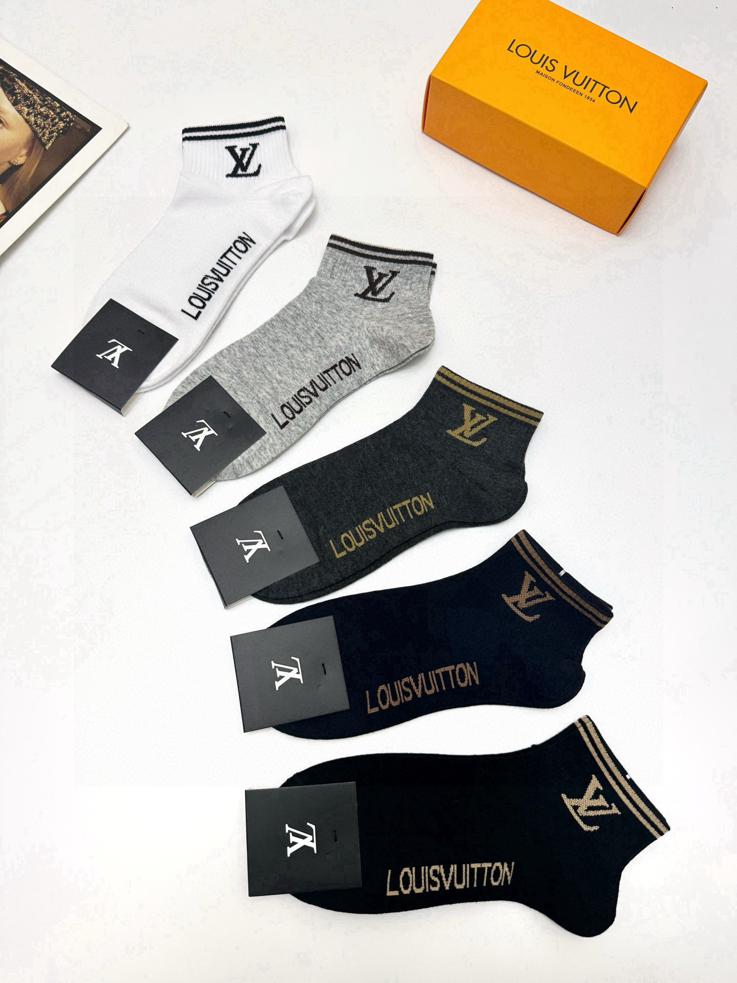  配包装
🌟【一盒5 双】男女同款
 🌟LV 路易威登 经典字母logo ins超火爆短袜，纯棉面料，潮