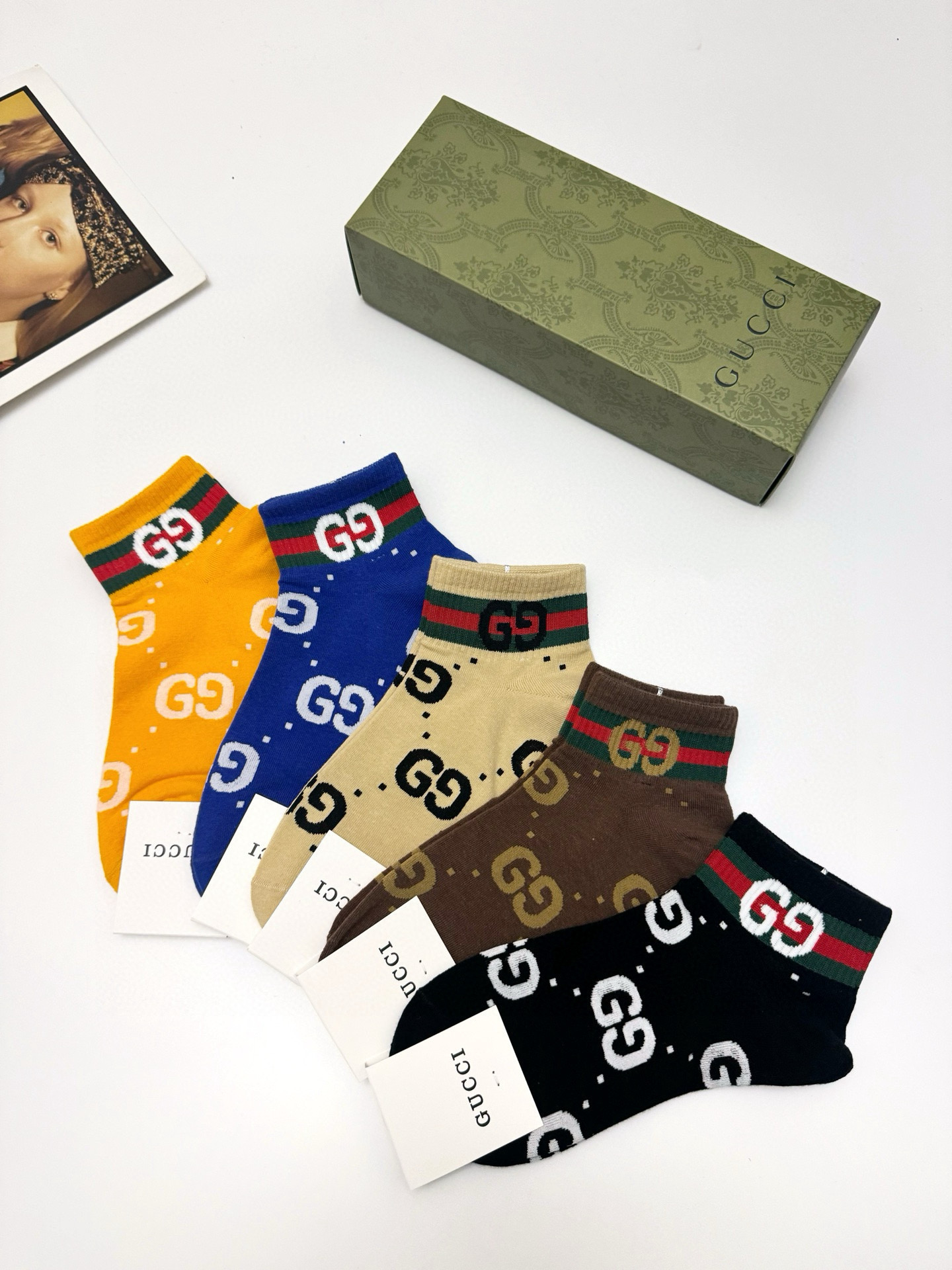  配包装
🌟【一盒5 双】
 🌟Gucci 古琦 经典字母logo 双G 短袜   ，ins超火爆短袜，