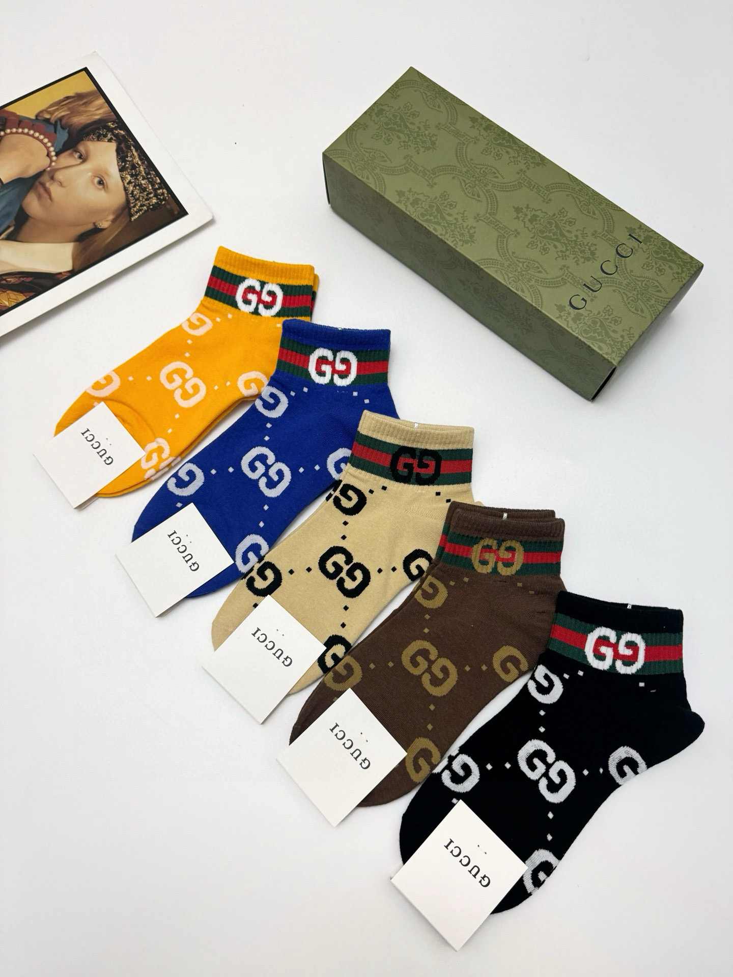  配包装
🌟【一盒5 双】
 🌟Gucci 古琦 经典字母logo 双G 短袜   ，ins超火爆短袜，